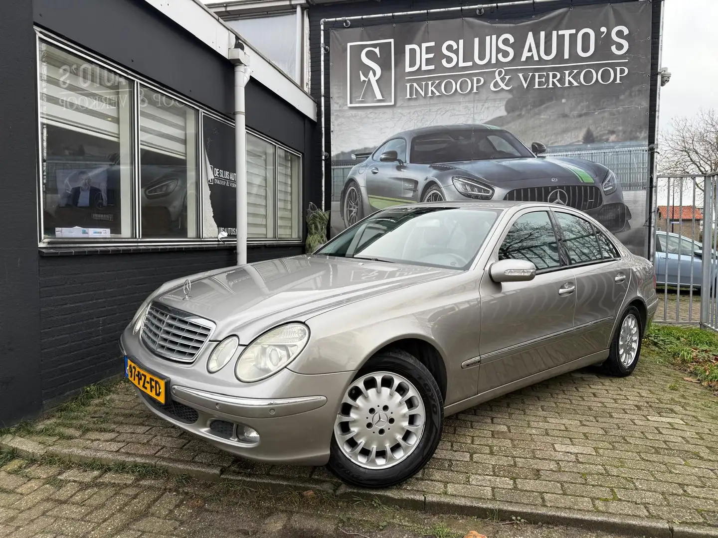 Mercedes-Benz E 240 Elegance Leer Navi NAP Gris - 2