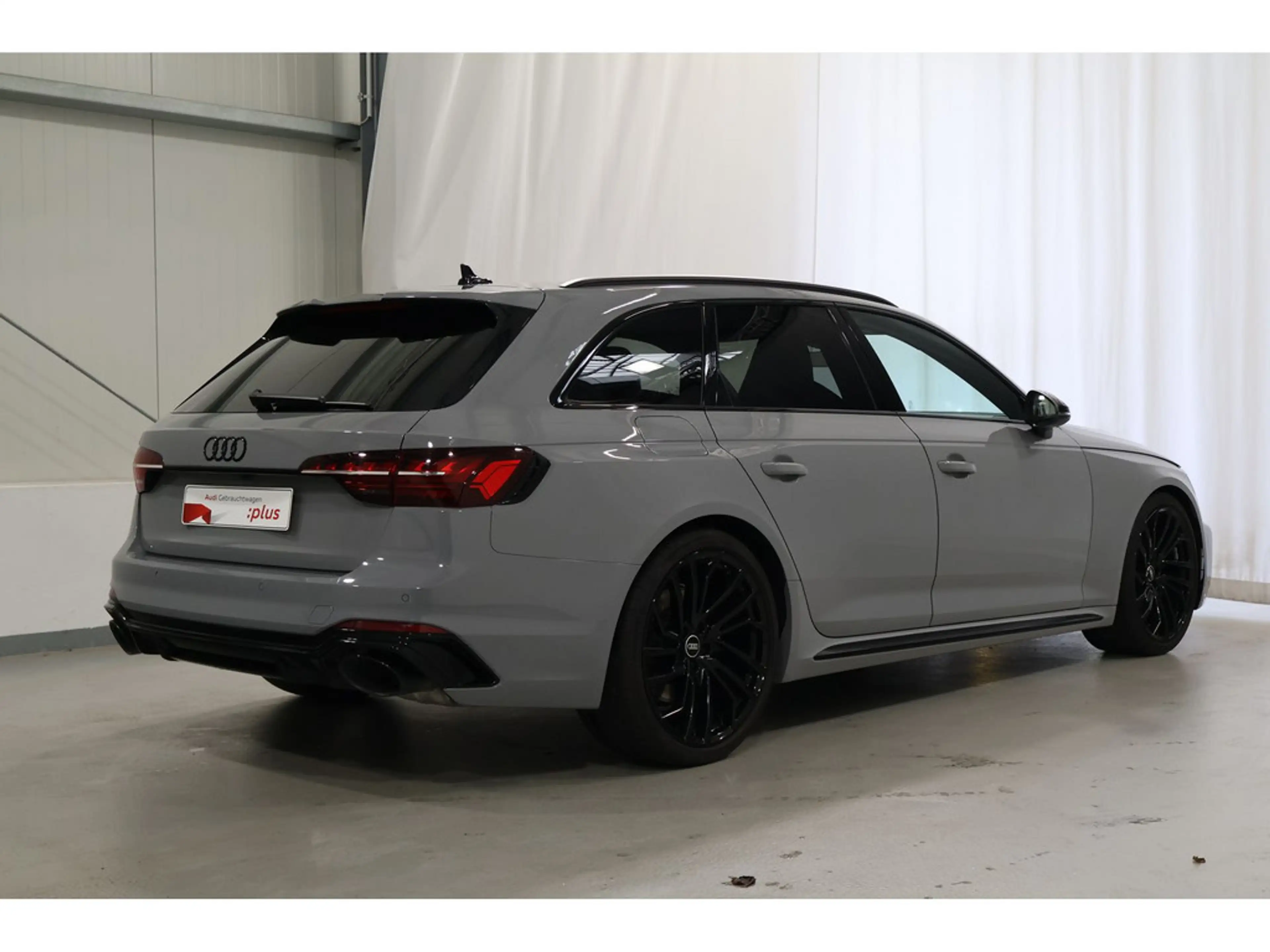Audi RS4 — photo 4