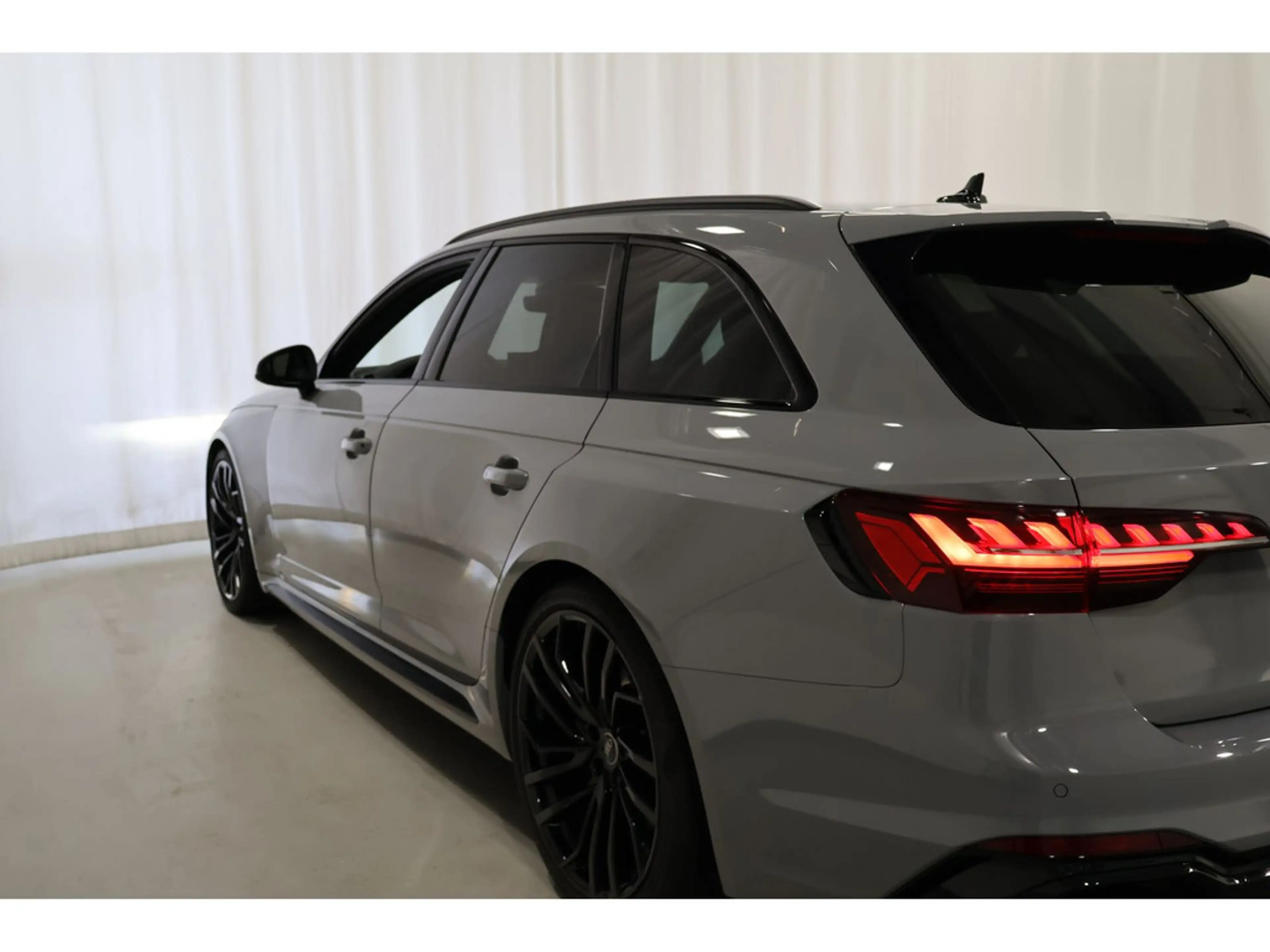 Audi RS4 — photo 14