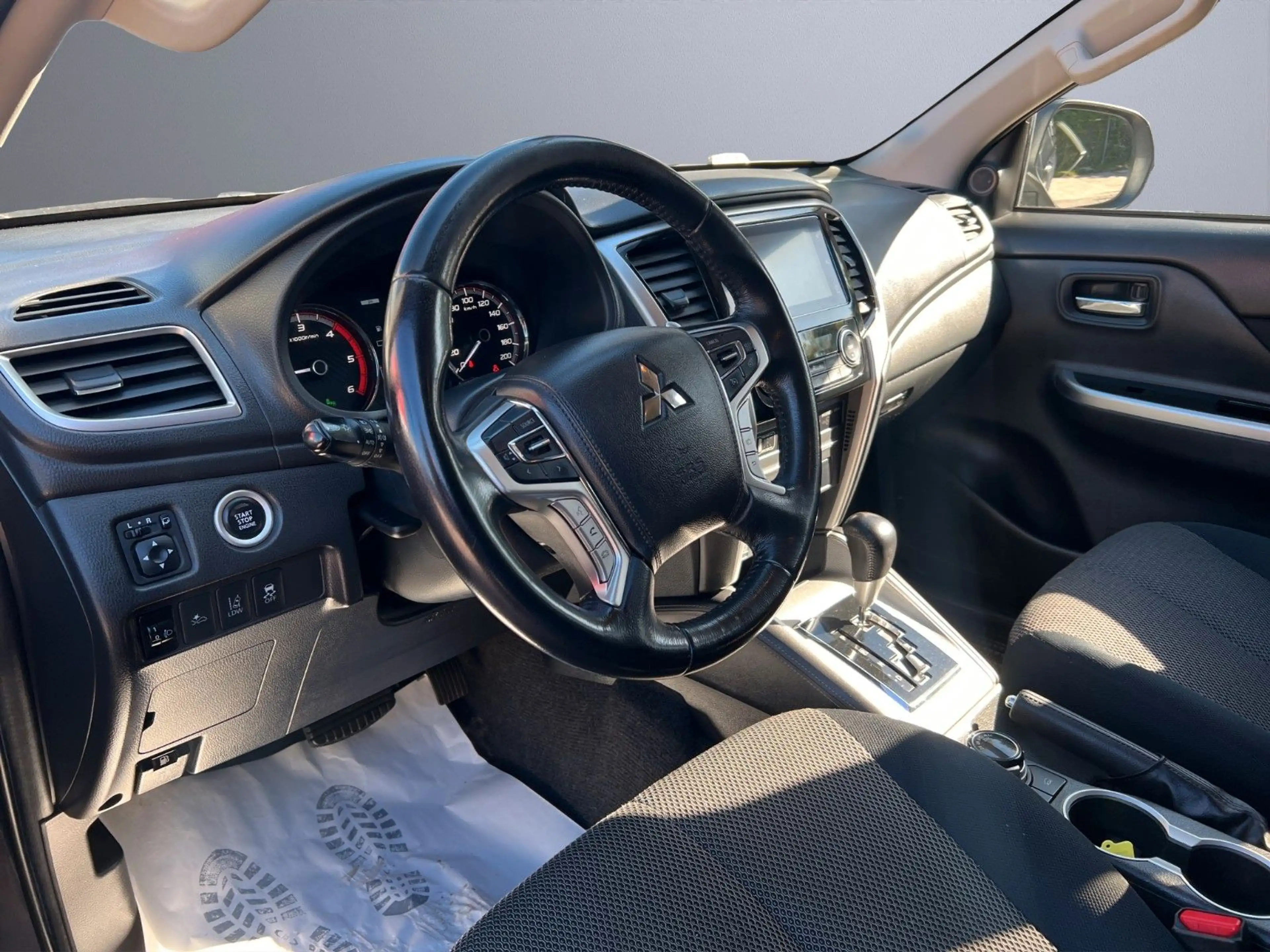 Mitsubishi L200 Intro Edition Doppelkabine 4WD *Hardtop* — photo 10