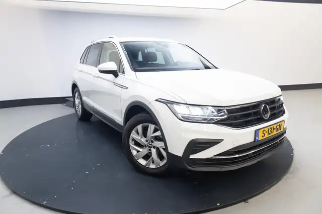 Volkswagen Tiguan view 3