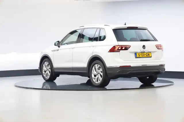 Volkswagen Tiguan view 2