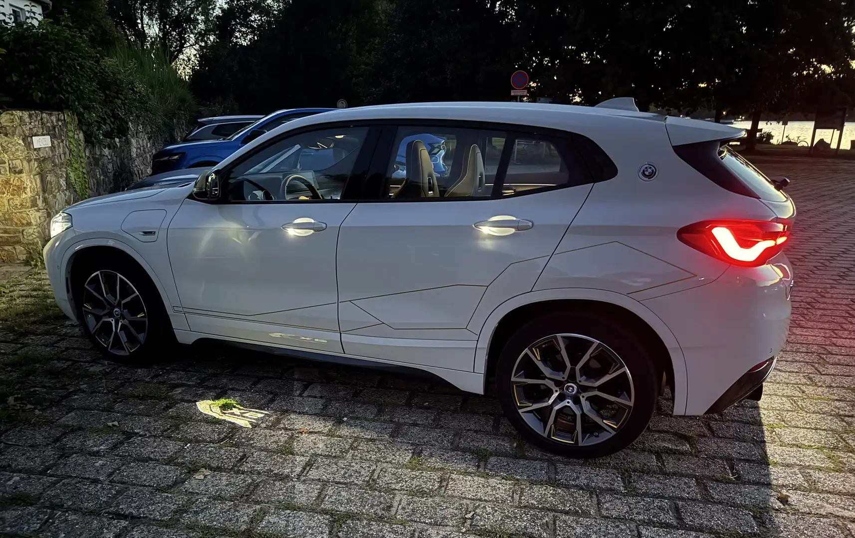 BMW X2 xDrive 25 e M SPORT GOLDPLAY EDITION NAVIPLUS LED Weiß - 1