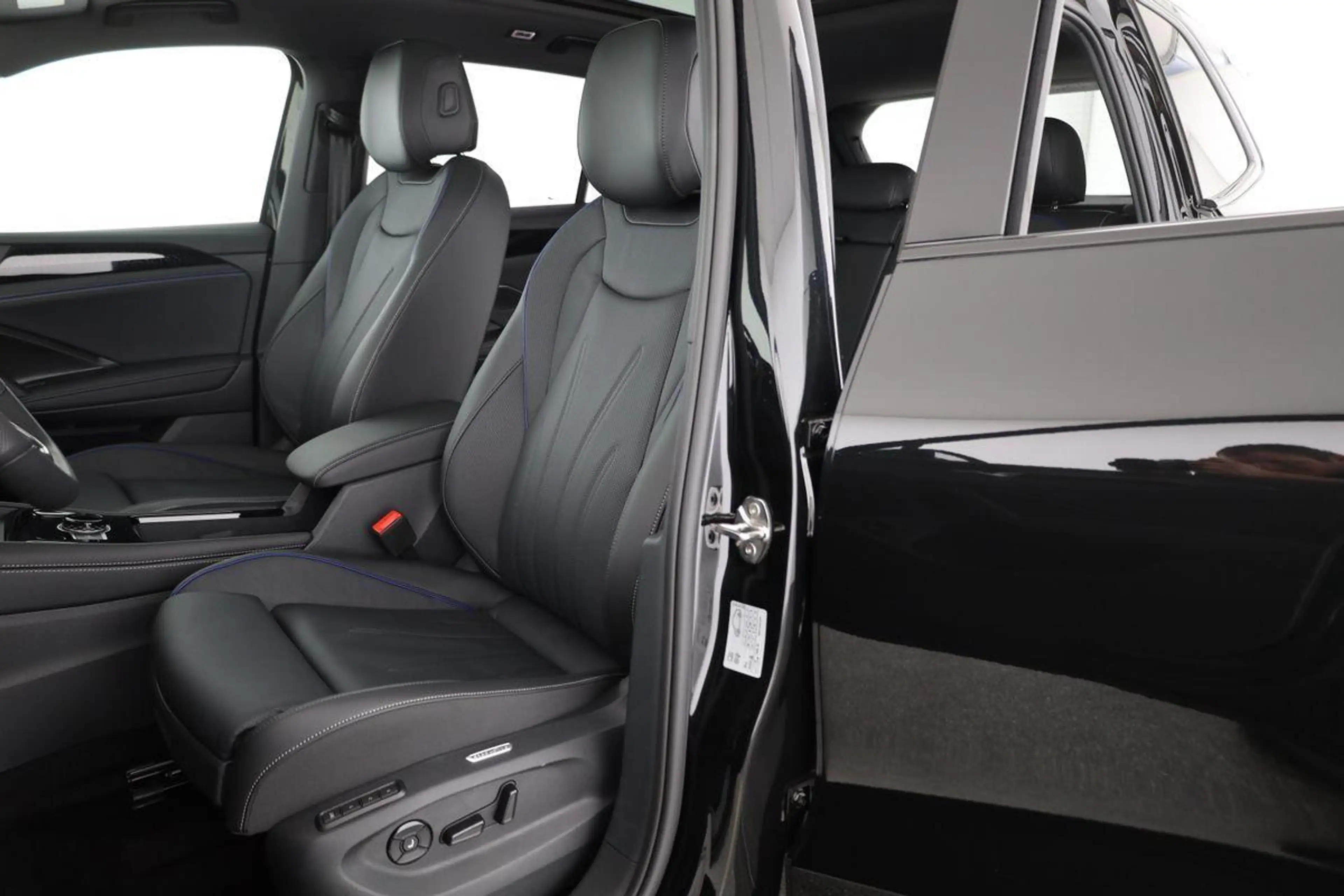 Volkswagen Tiguan 2.0 TDI 142 kW 4Motion R-Line DSG 4M Black, VOL... — photo 11