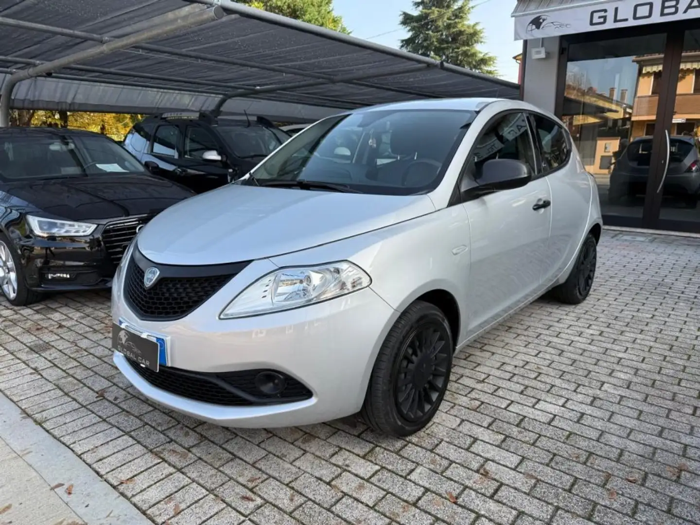 Lancia Ypsilon 1.0Hybrid 69cv-Neopatentati Argento - 1