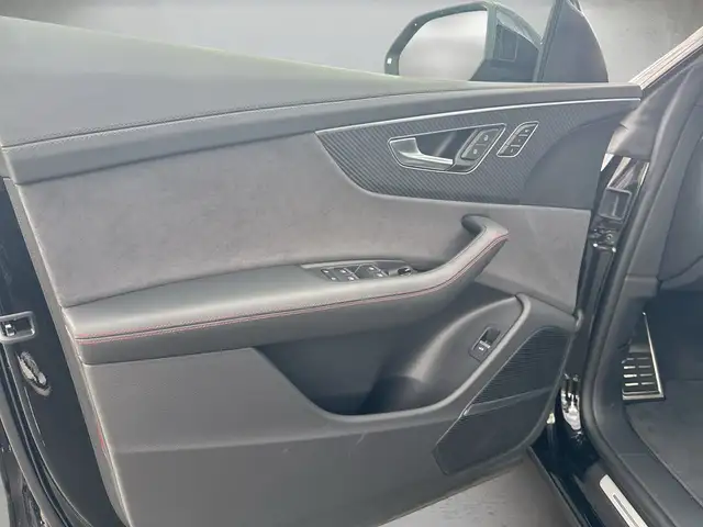 Audi RS Q8 view 6