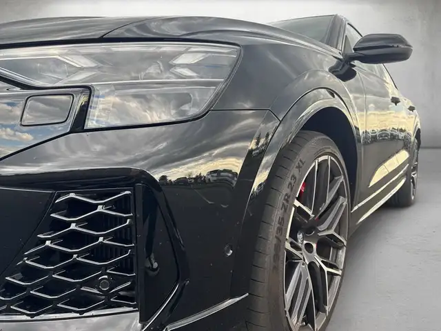 Audi RS Q8 view 4