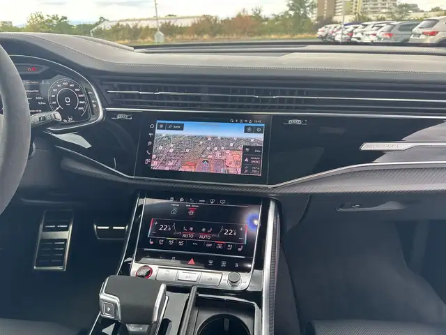 Audi RS Q8 view 11