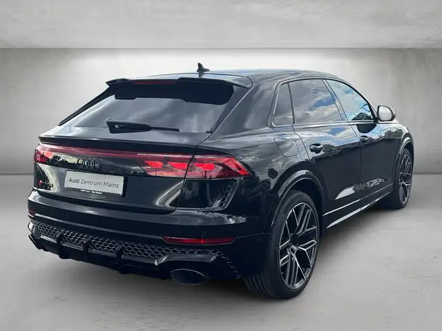 Audi RS Q8 view 3