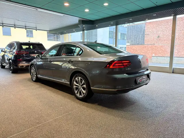 Volkswagen Passat view 4