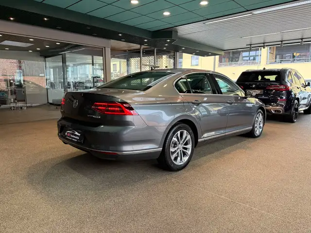 Volkswagen Passat view 6