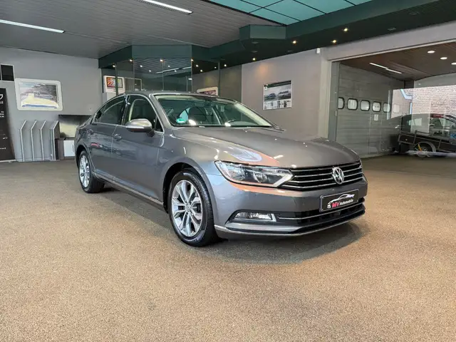 Volkswagen Passat view 3