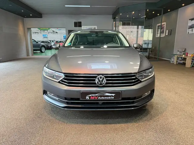 Volkswagen Passat view 2