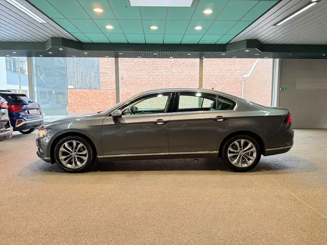 Volkswagen Passat view 8