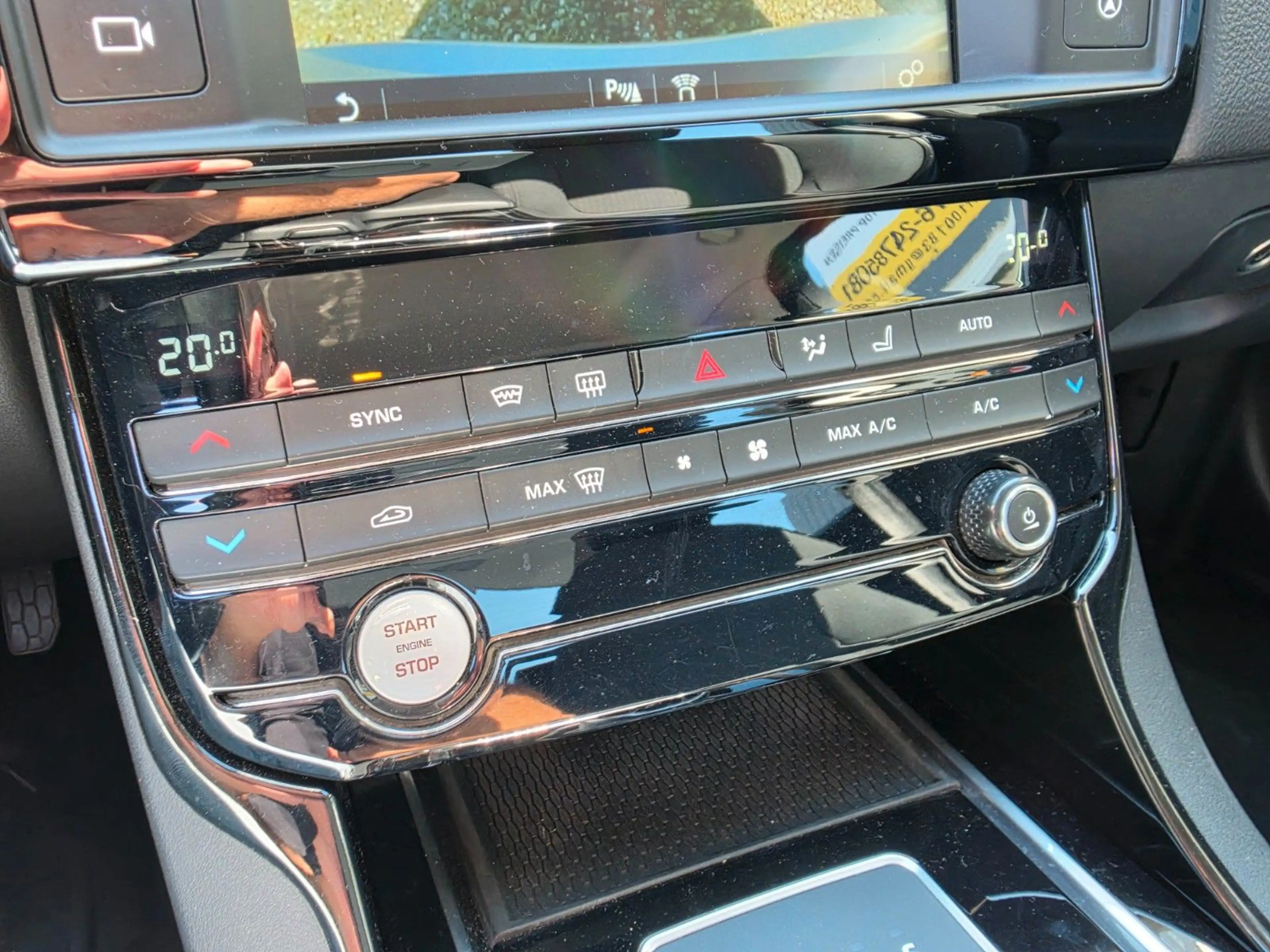 Jaguar XE Pure Automatik Navi Tempomat — photo 25
