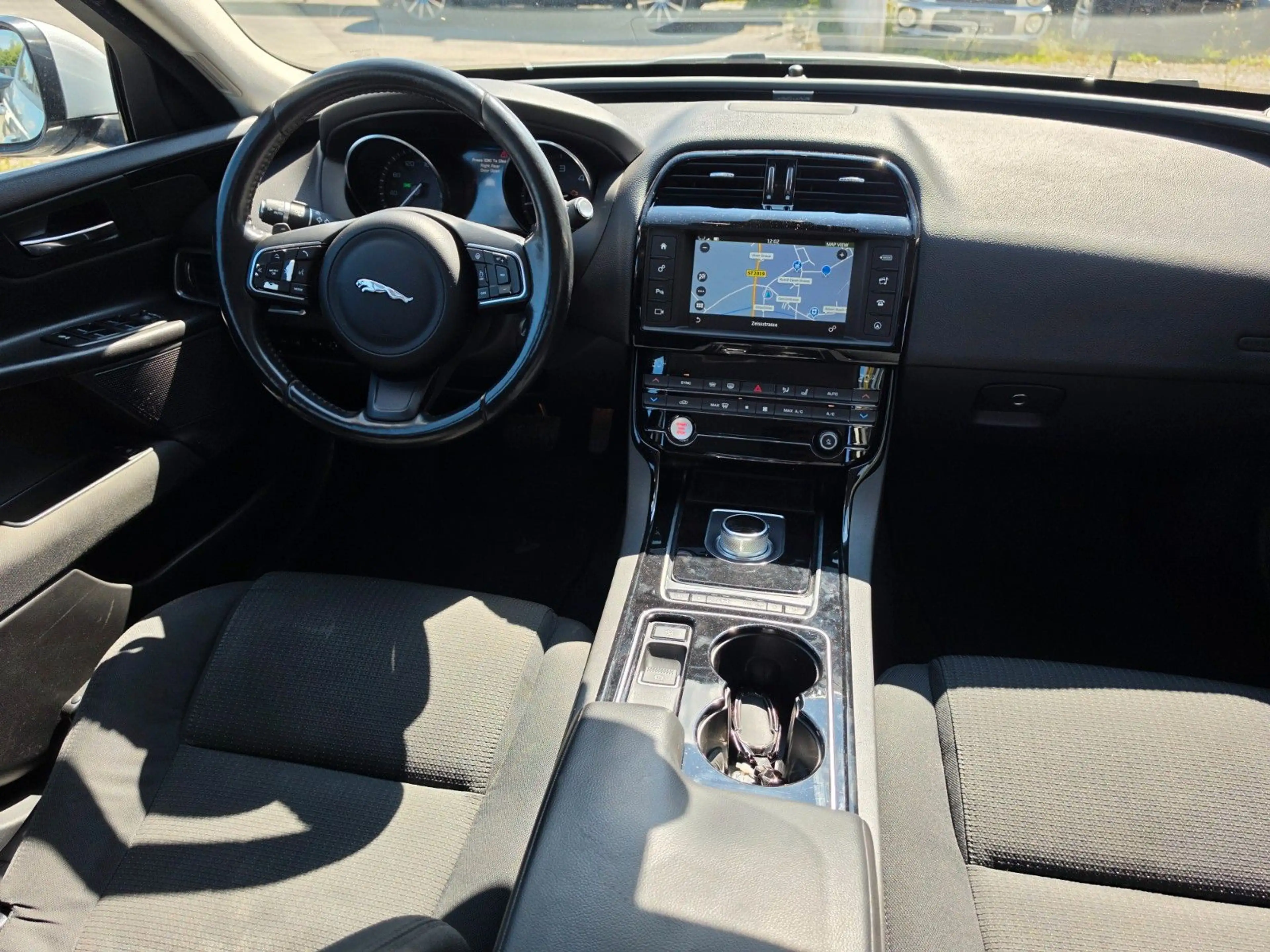Jaguar XE Pure Automatik Navi Tempomat — photo 16