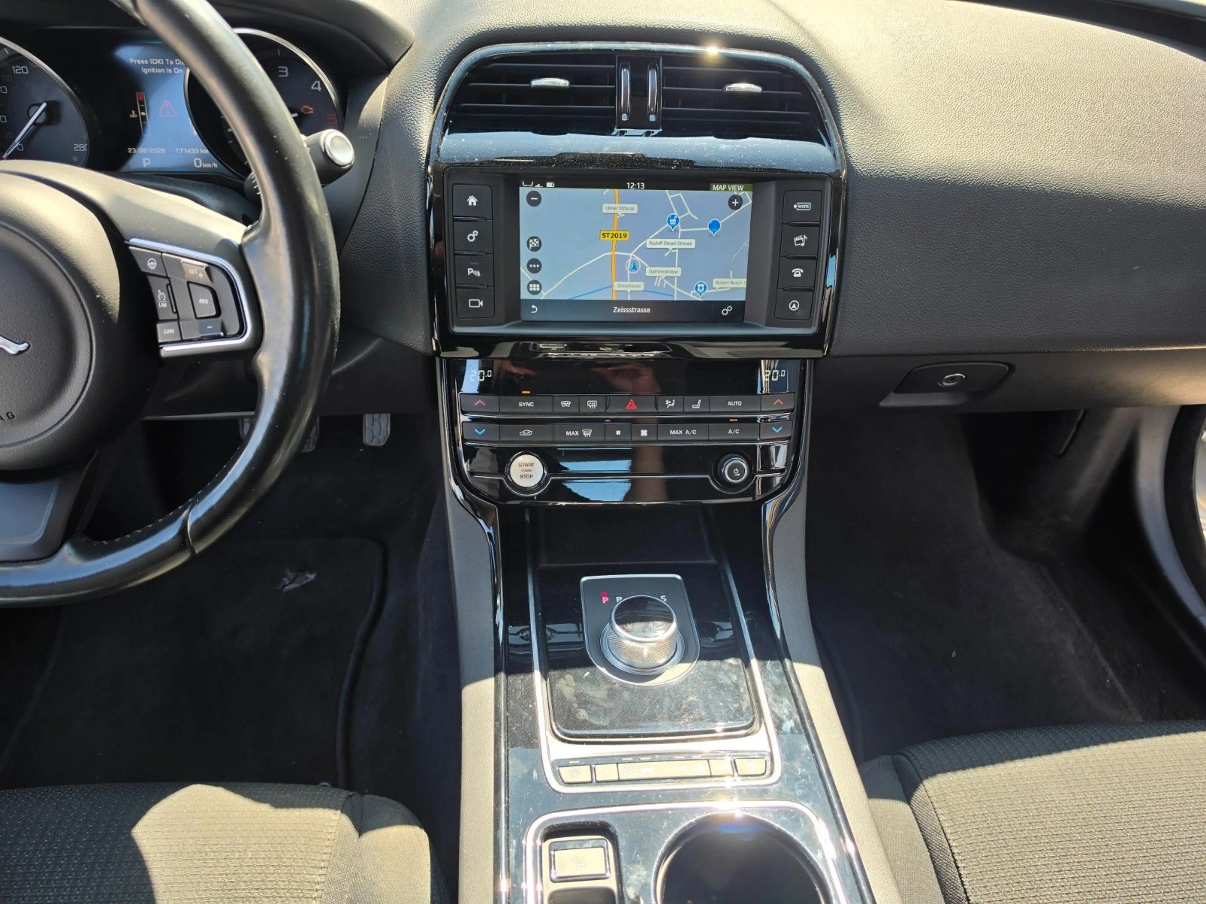 Jaguar XE Pure Automatik Navi Tempomat — photo 21