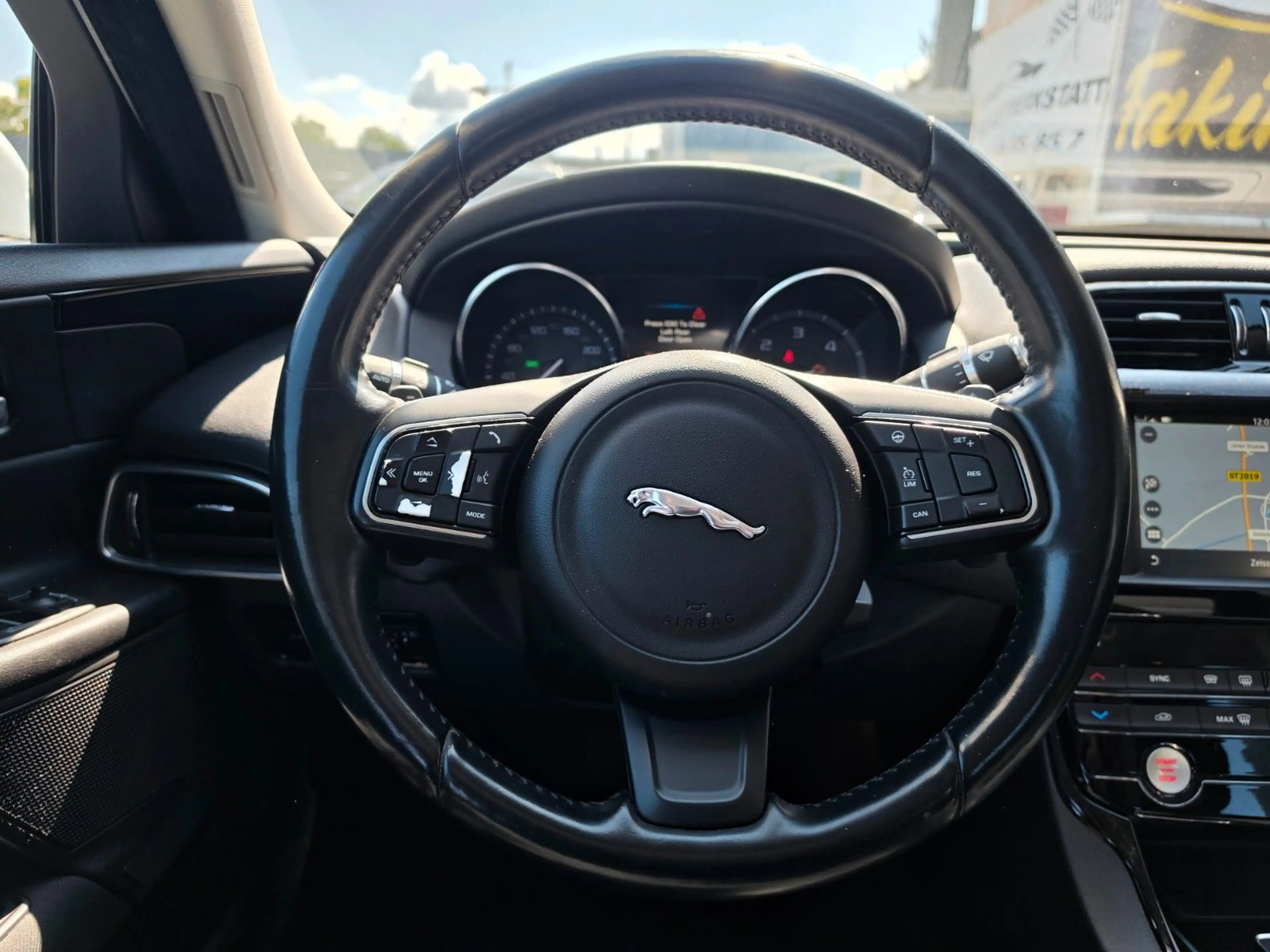Jaguar XE Pure Automatik Navi Tempomat — photo 18