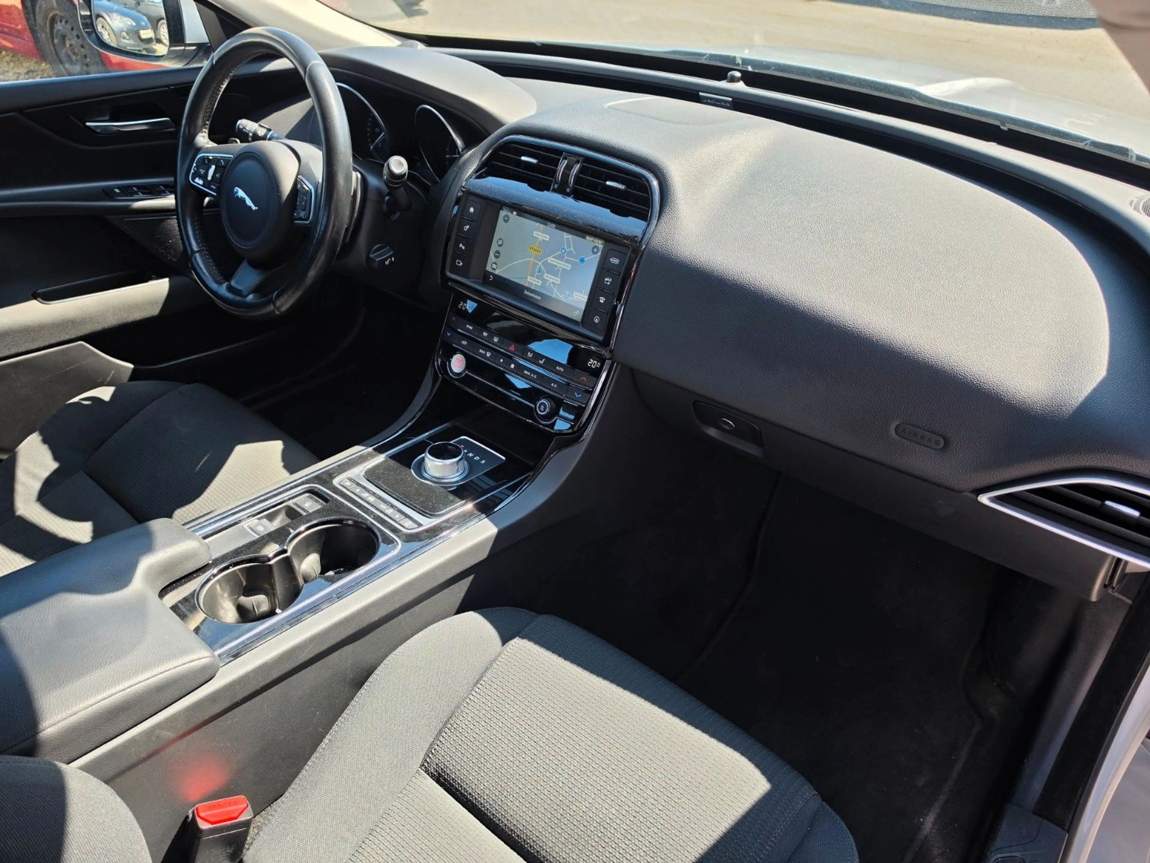 Jaguar XE Pure Automatik Navi Tempomat — photo 15