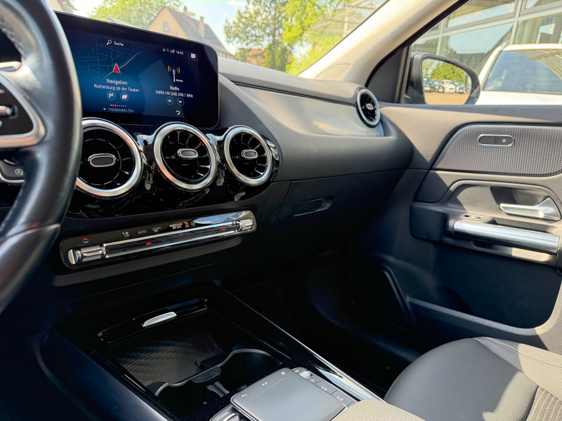 Mercedes-Benz GLA 200 d Progressive NightP AHK LenkH Kamera — photo 11