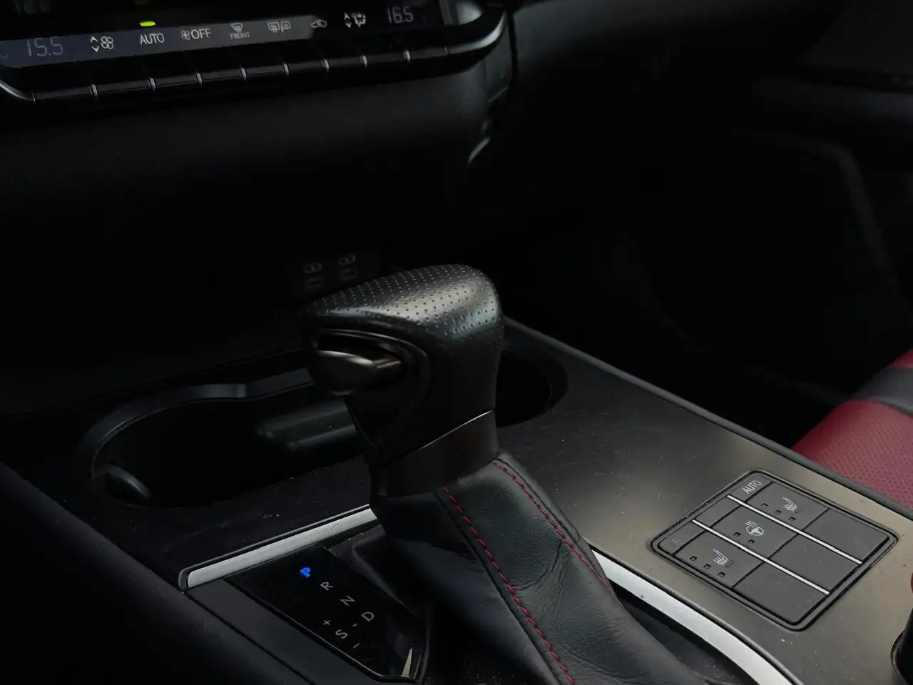 Lexus UX снимка Lexus UX