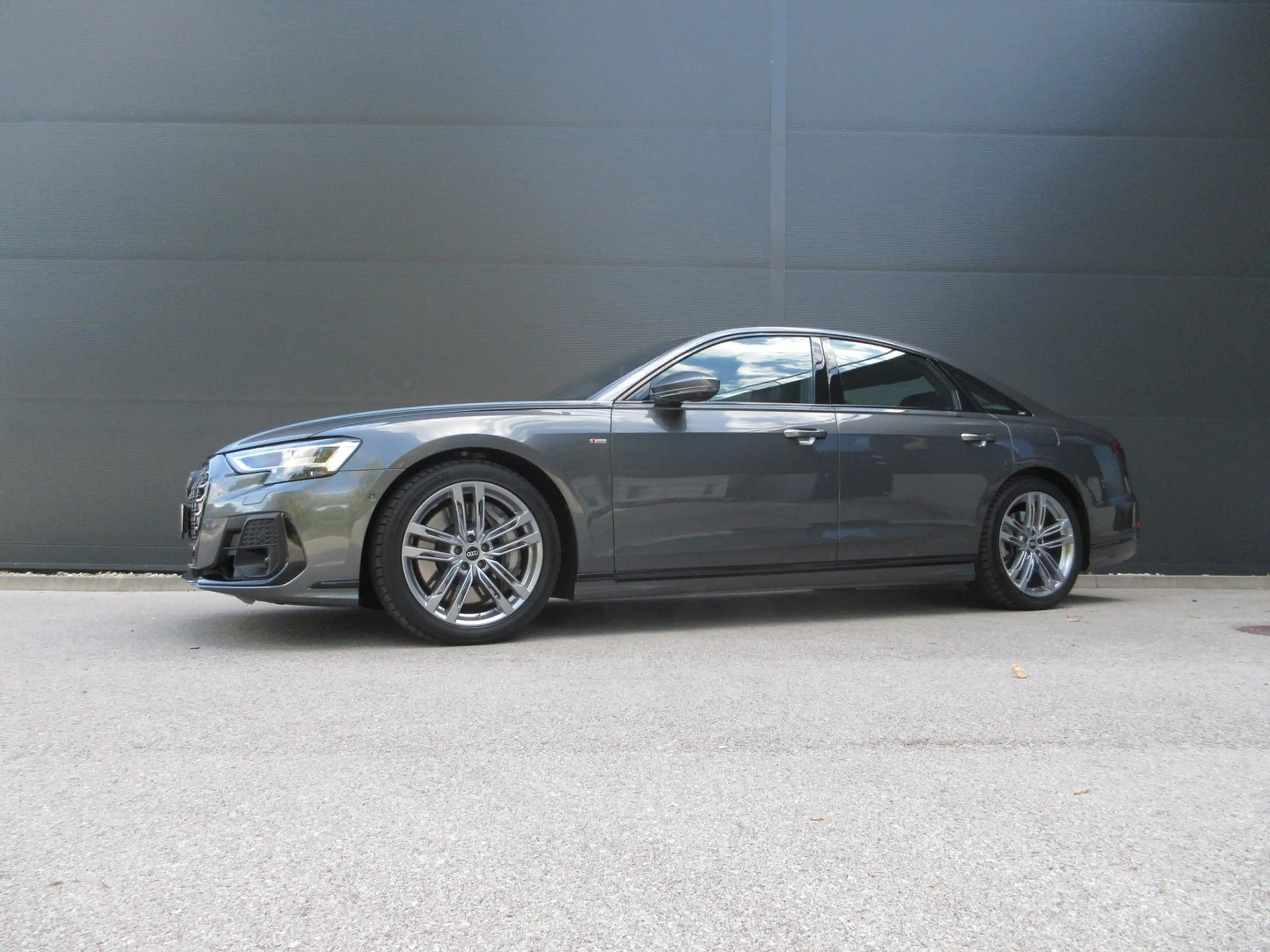 Audi A8 60 TFSI e quattro — photo 4