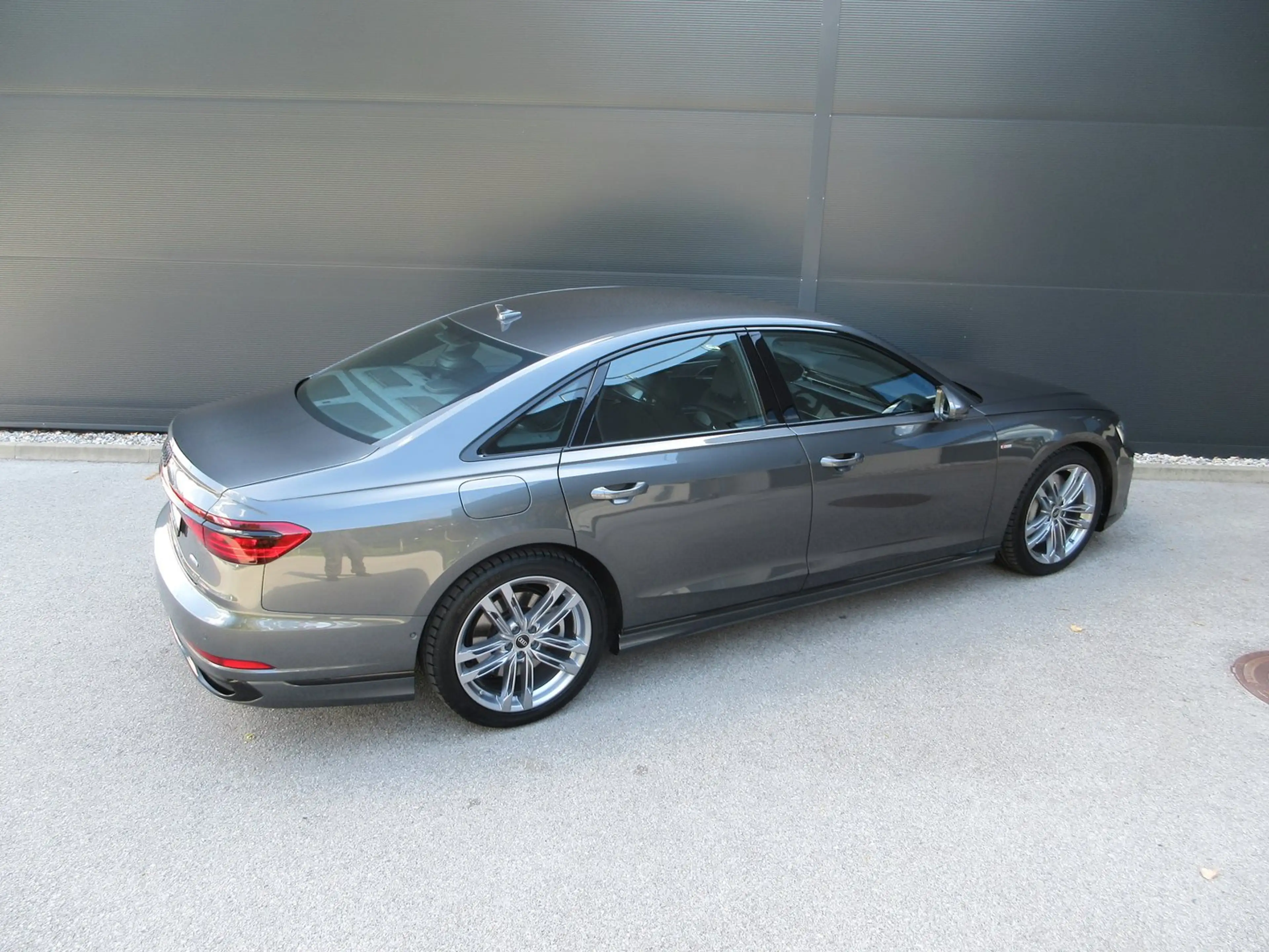 Audi A8 60 TFSI e quattro — photo 8