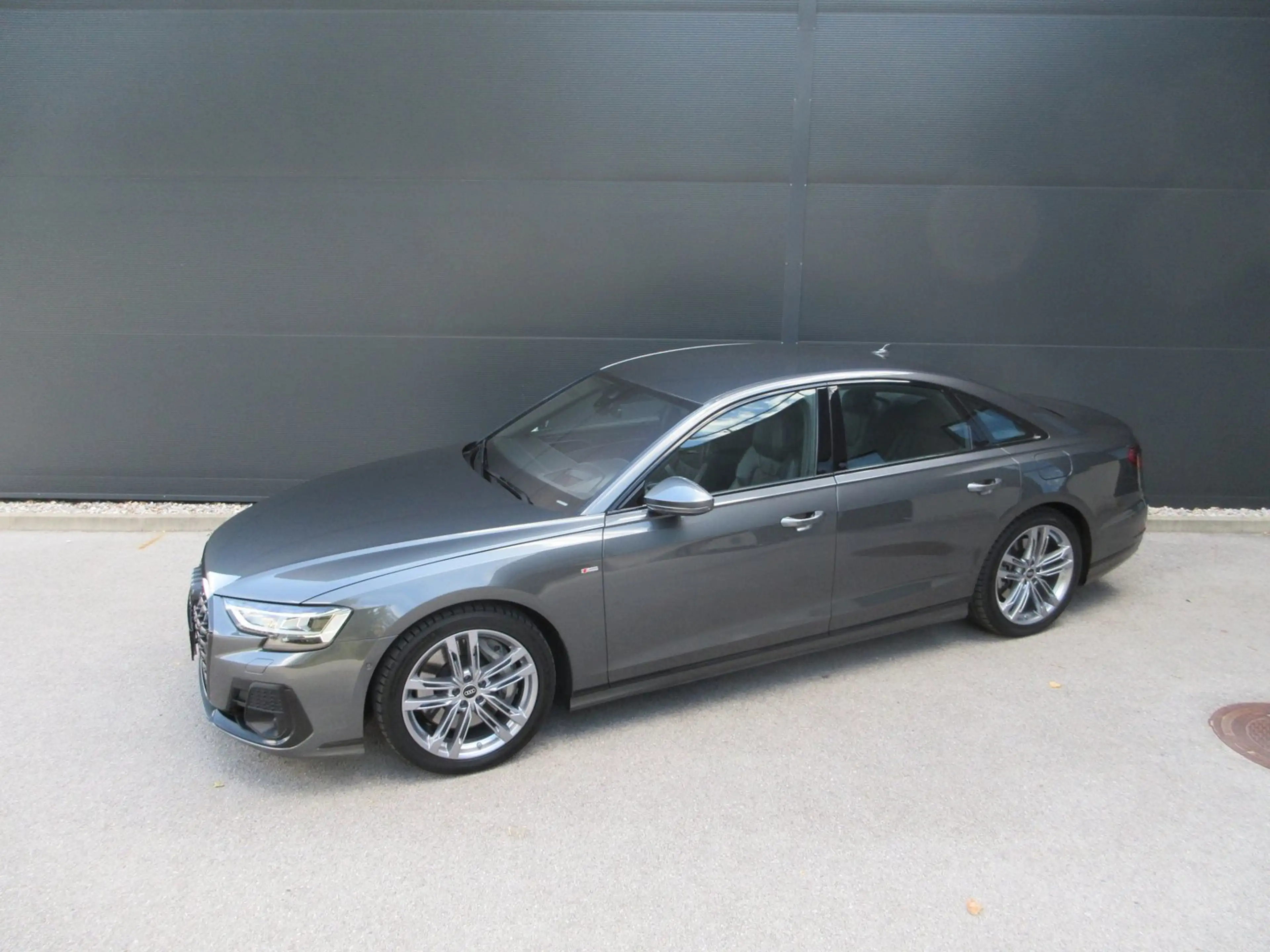 Audi A8 60 TFSI e quattro — photo 3