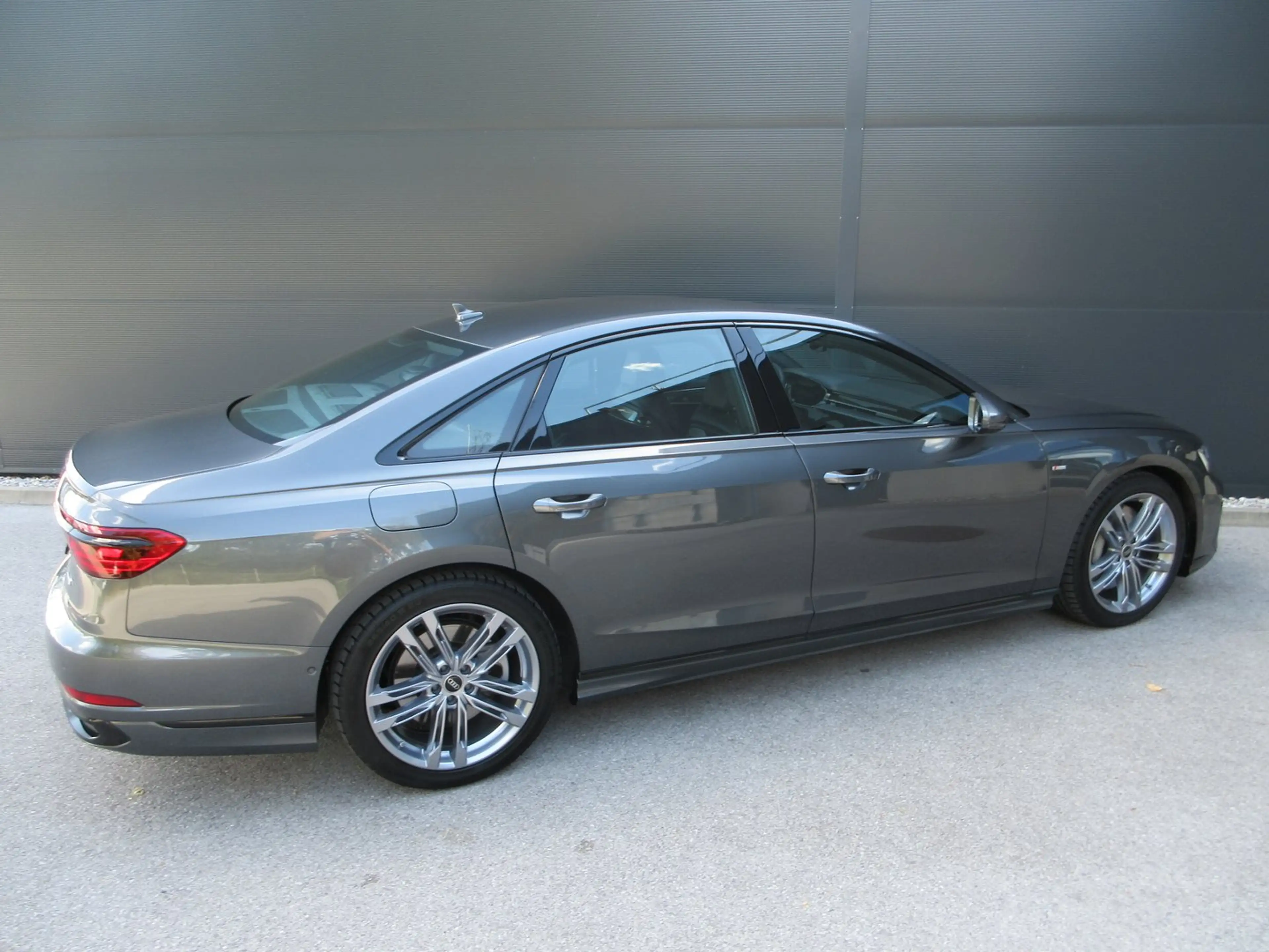 Audi A8 60 TFSI e quattro — photo 7