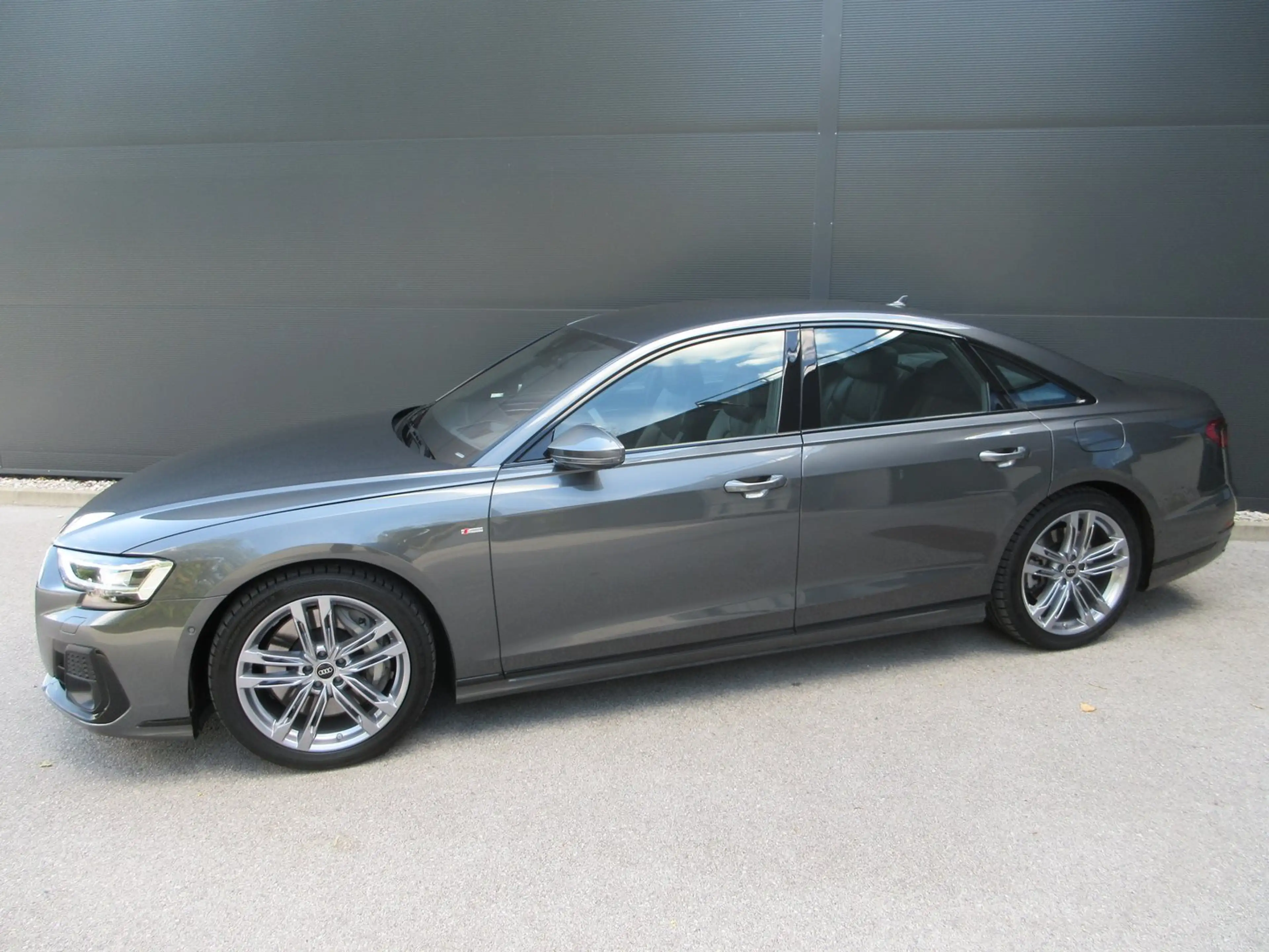 Audi A8 60 TFSI e quattro — photo 2