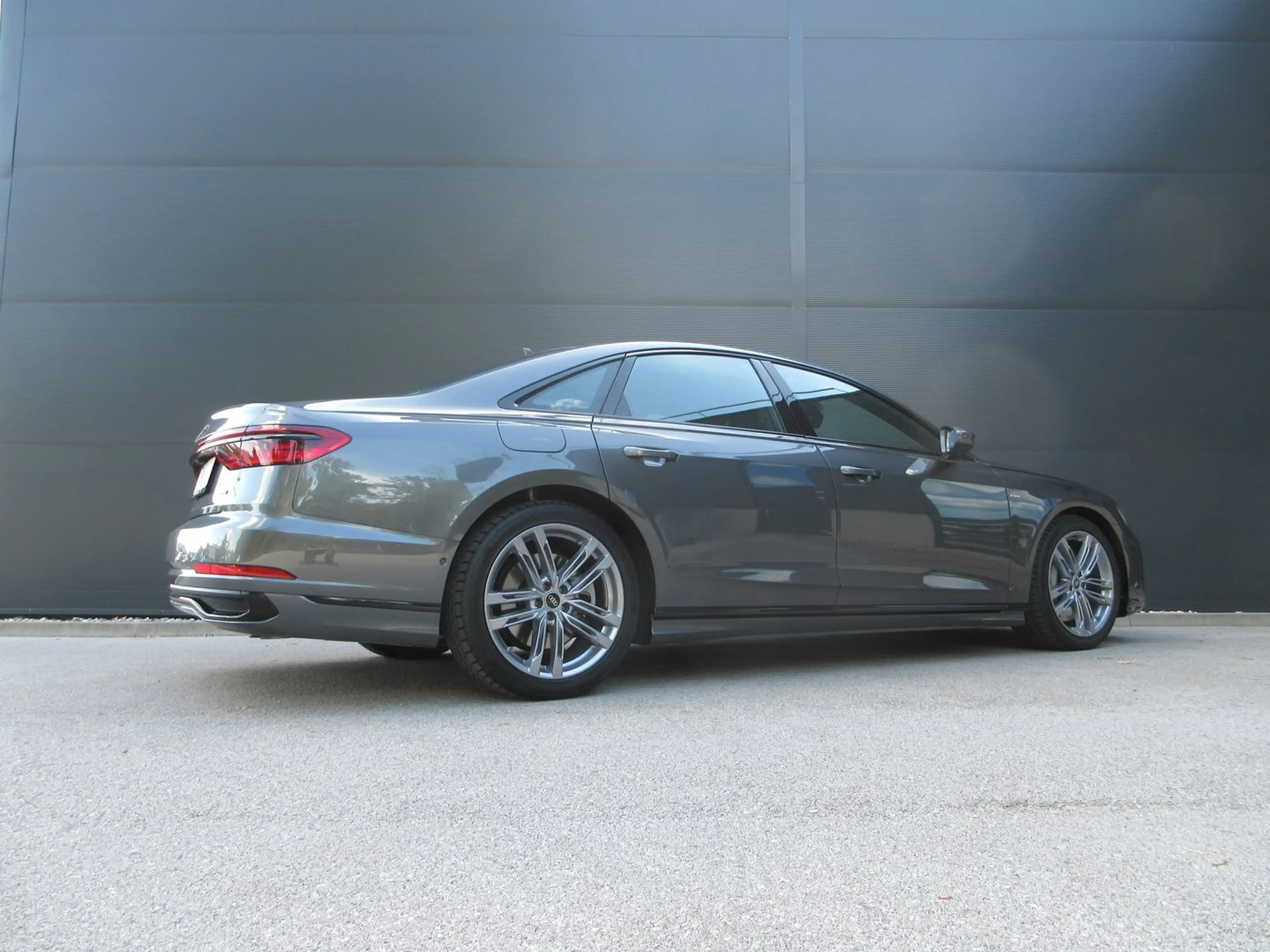 Audi A8 60 TFSI e quattro — photo 9