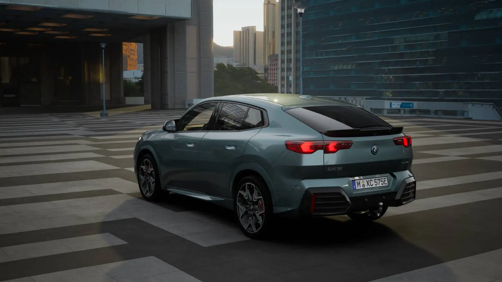 BMW iX2 eDrive20 M Sport / Trekhaak / Sportstoelen / Achte Verde - 2
