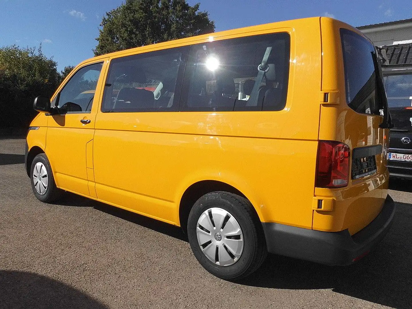 Volkswagen T6 Kombi T6.1 2,0 TDI Kombi 9-Sitzer Navi 1.Hand Gelb - 2