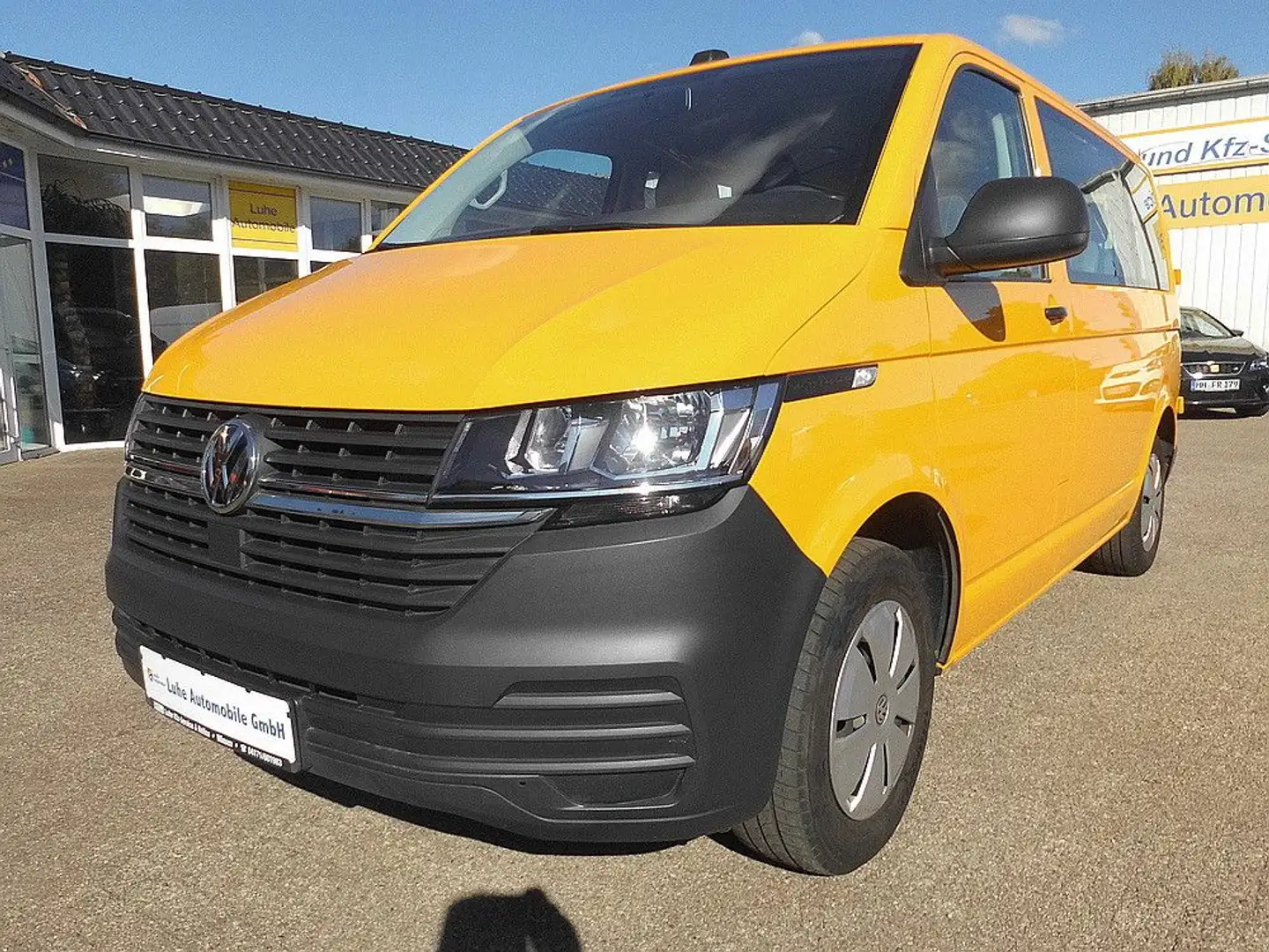 Volkswagen T6 Kombi T6.1 2,0 TDI Kombi 9-Sitzer Navi 1.Hand Gelb - 1