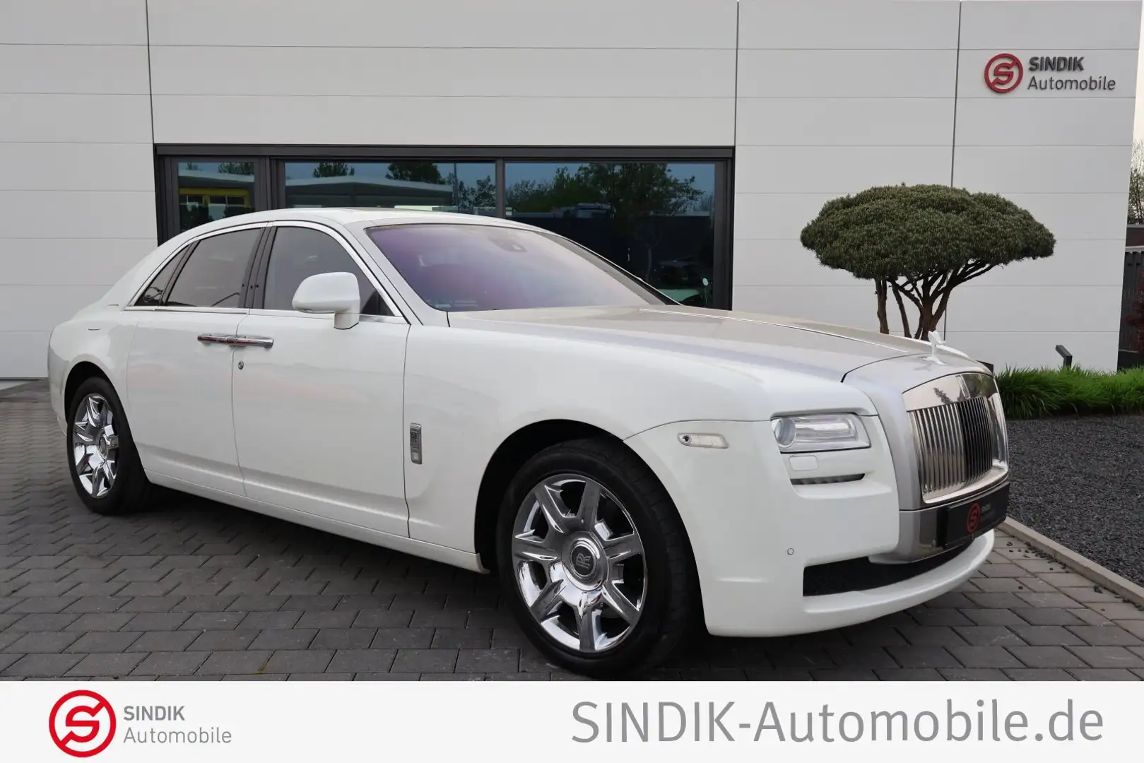 Rolls-Royce Ghost Ghost V12 -TV-RearSeat-ACC-Theatre Config.- White - 1