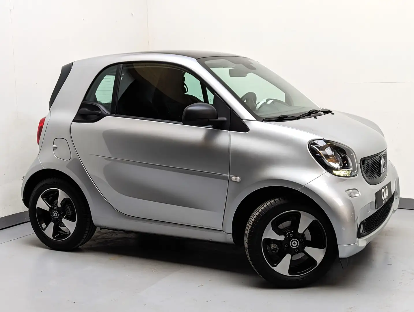 smart forTwo 1.0i Comfort DCT -17000km! TOIT PANO / CLIM Gris - 2