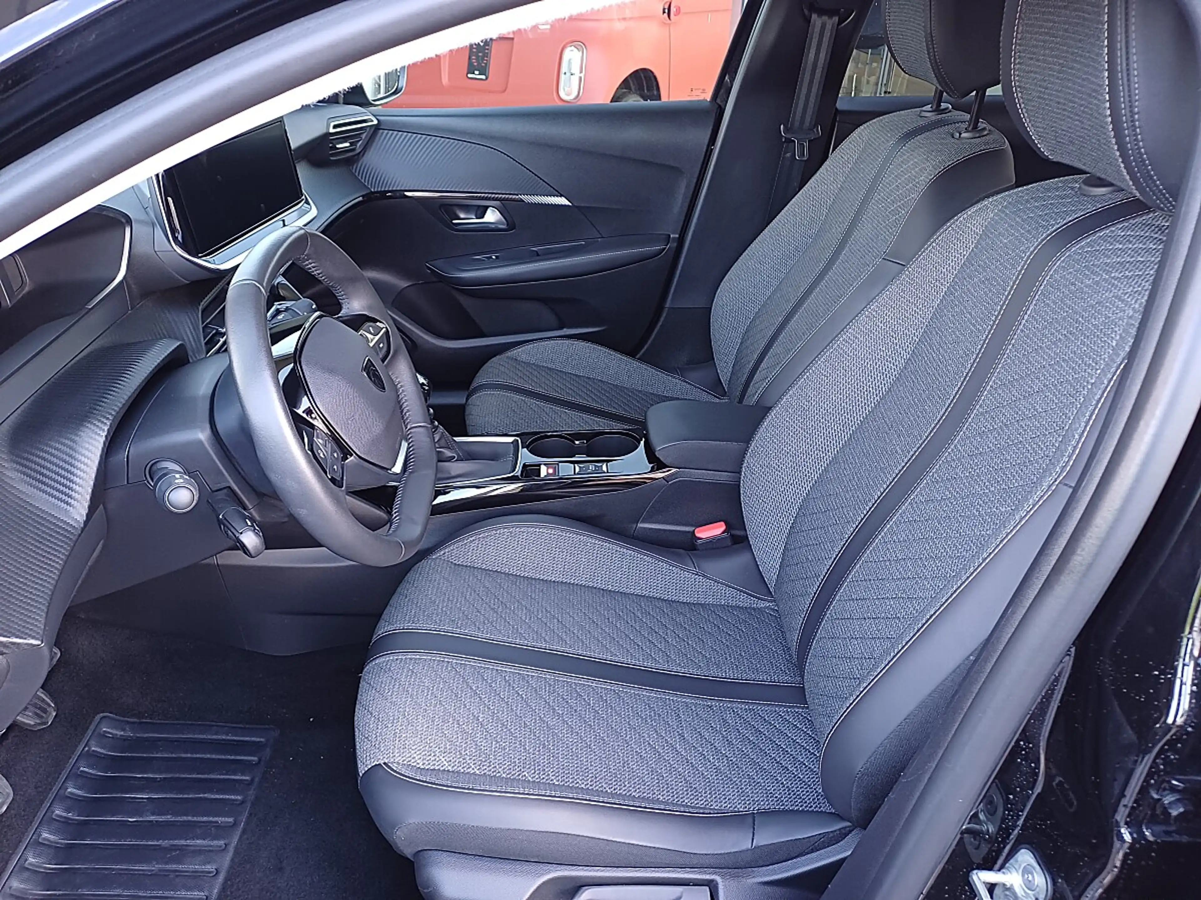 Peugeot 208 PureTech 100 S&S Allure — photo 9