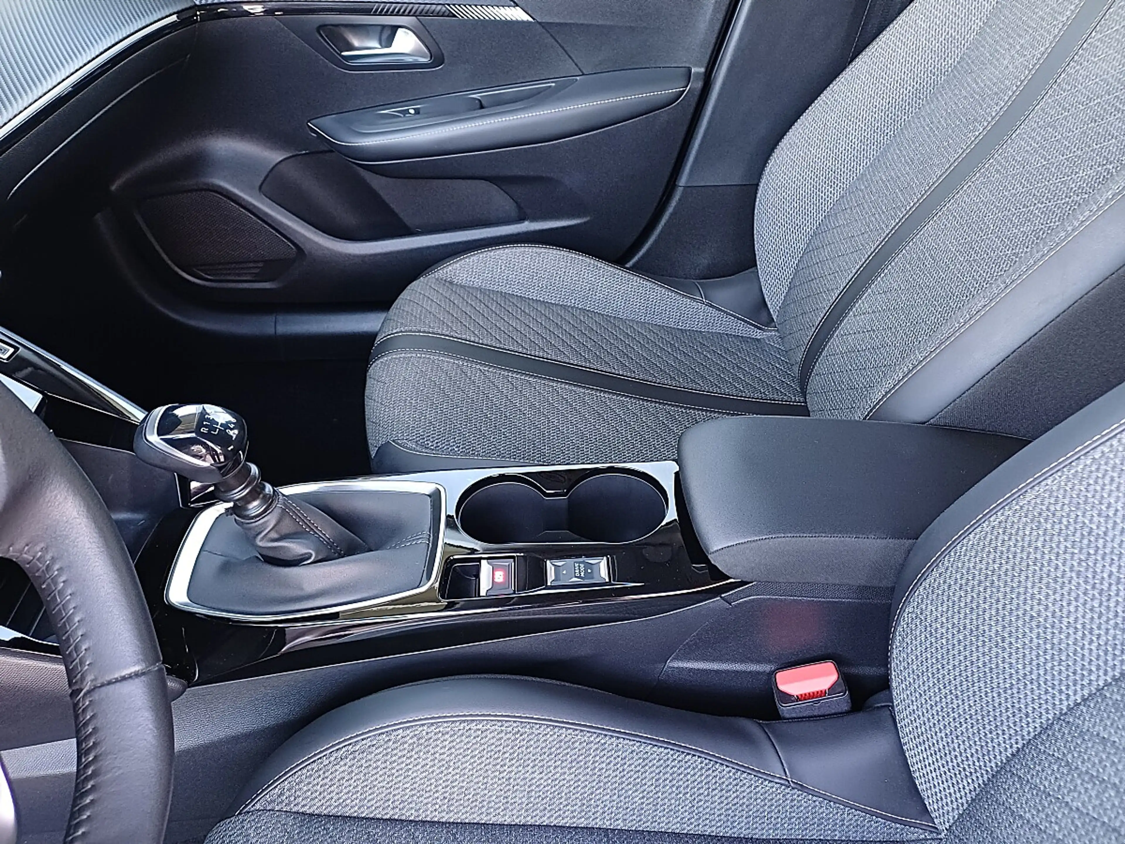 Peugeot 208 PureTech 100 S&S Allure — photo 11