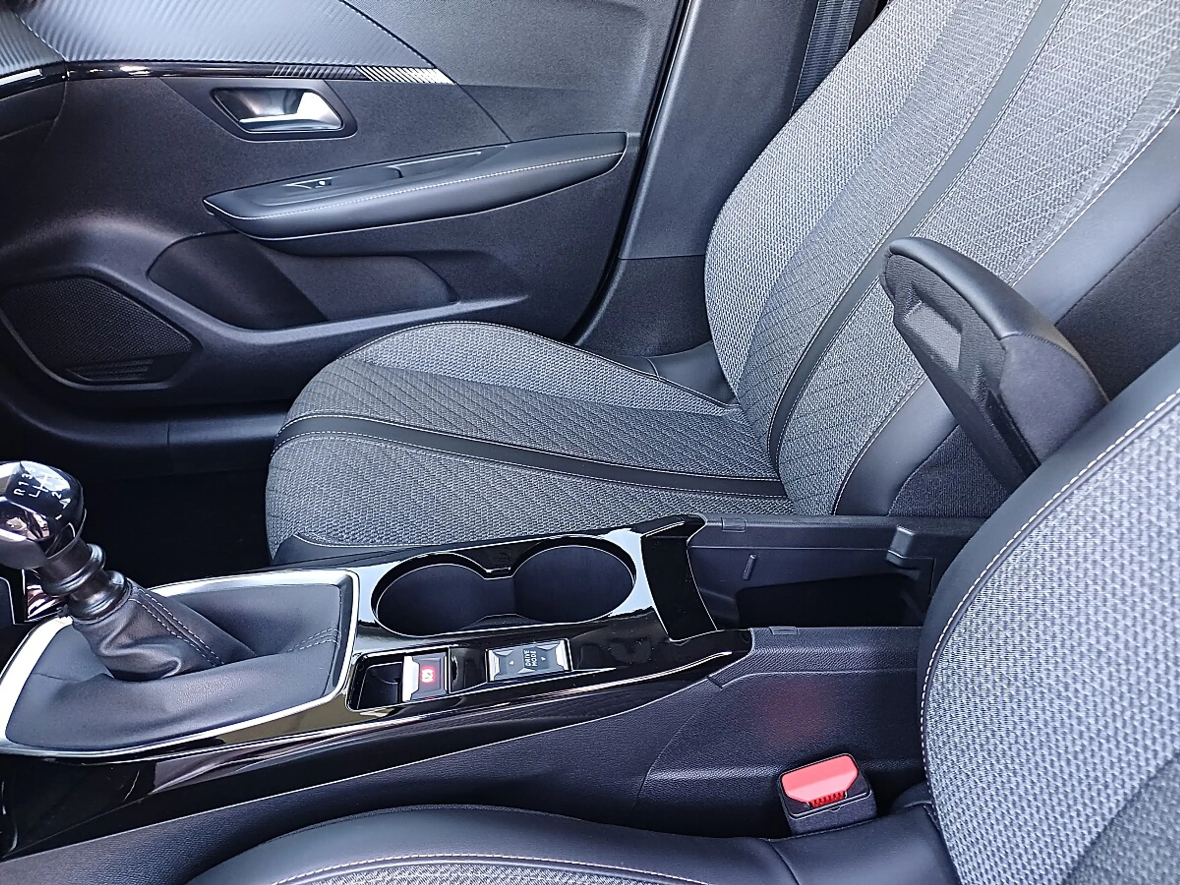 Peugeot 208 PureTech 100 S&S Allure — photo 12