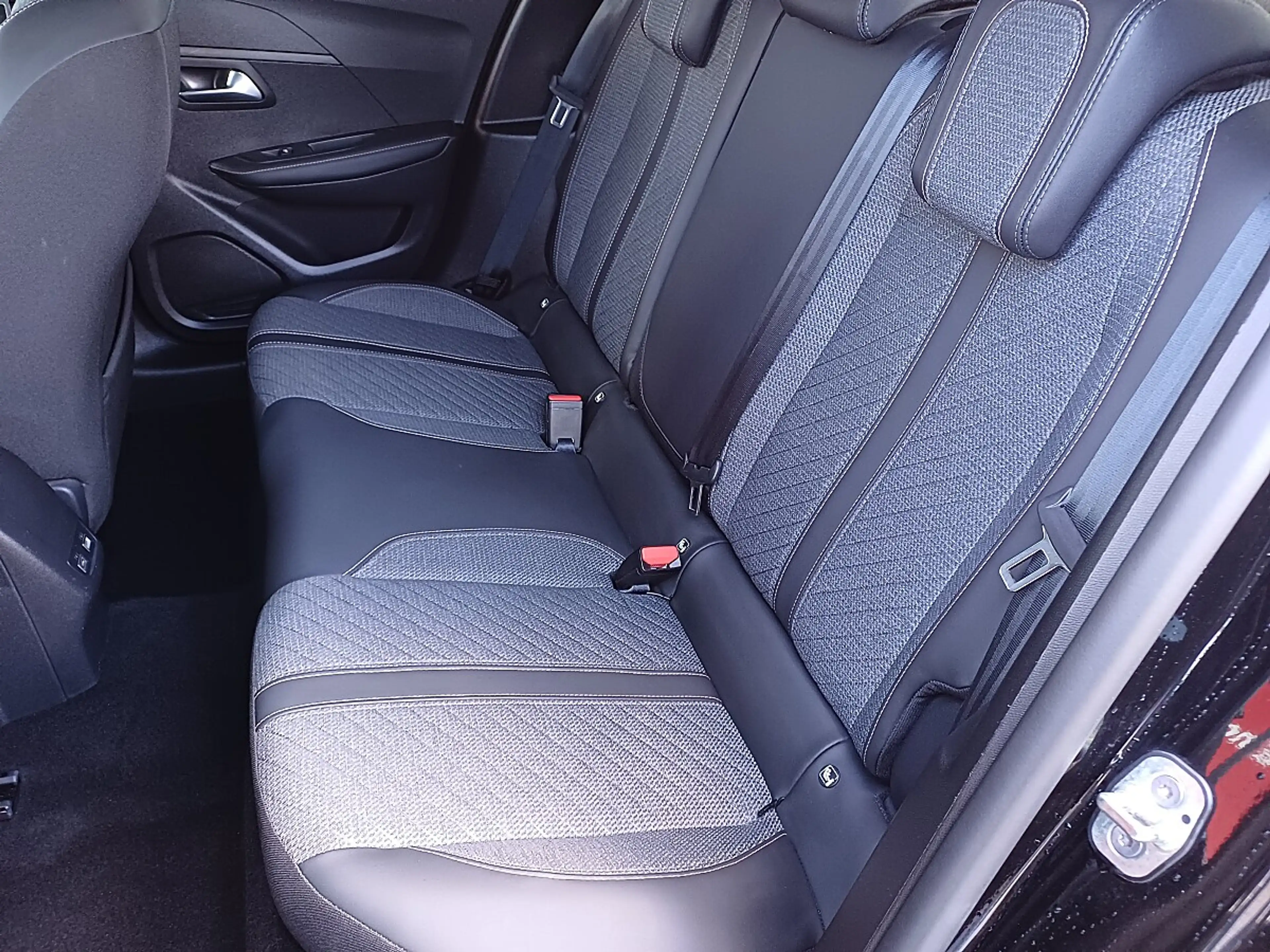 Peugeot 208 PureTech 100 S&S Allure — photo 7