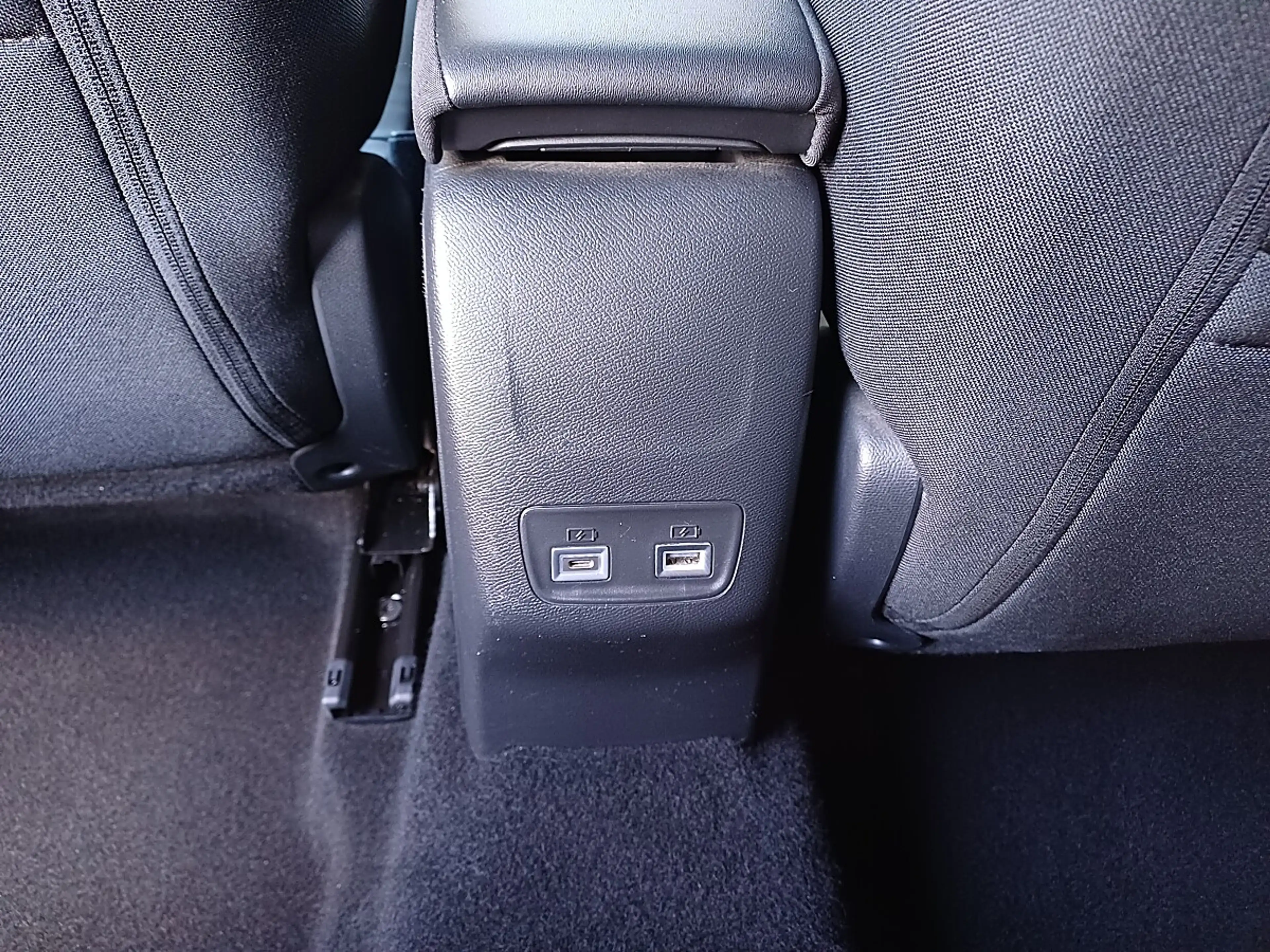Peugeot 208 PureTech 100 S&S Allure — photo 8
