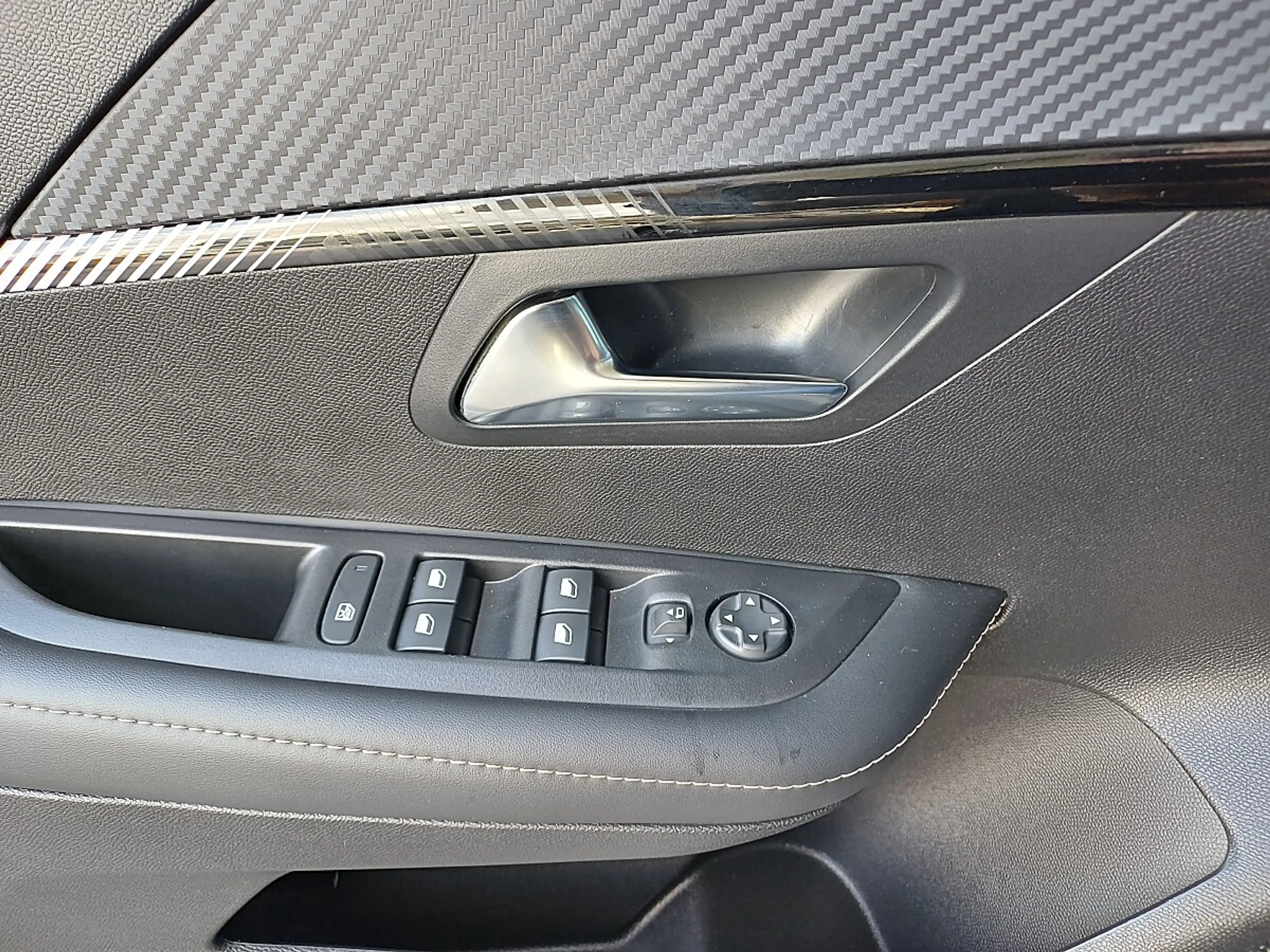 Peugeot 208 PureTech 100 S&S Allure — photo 13