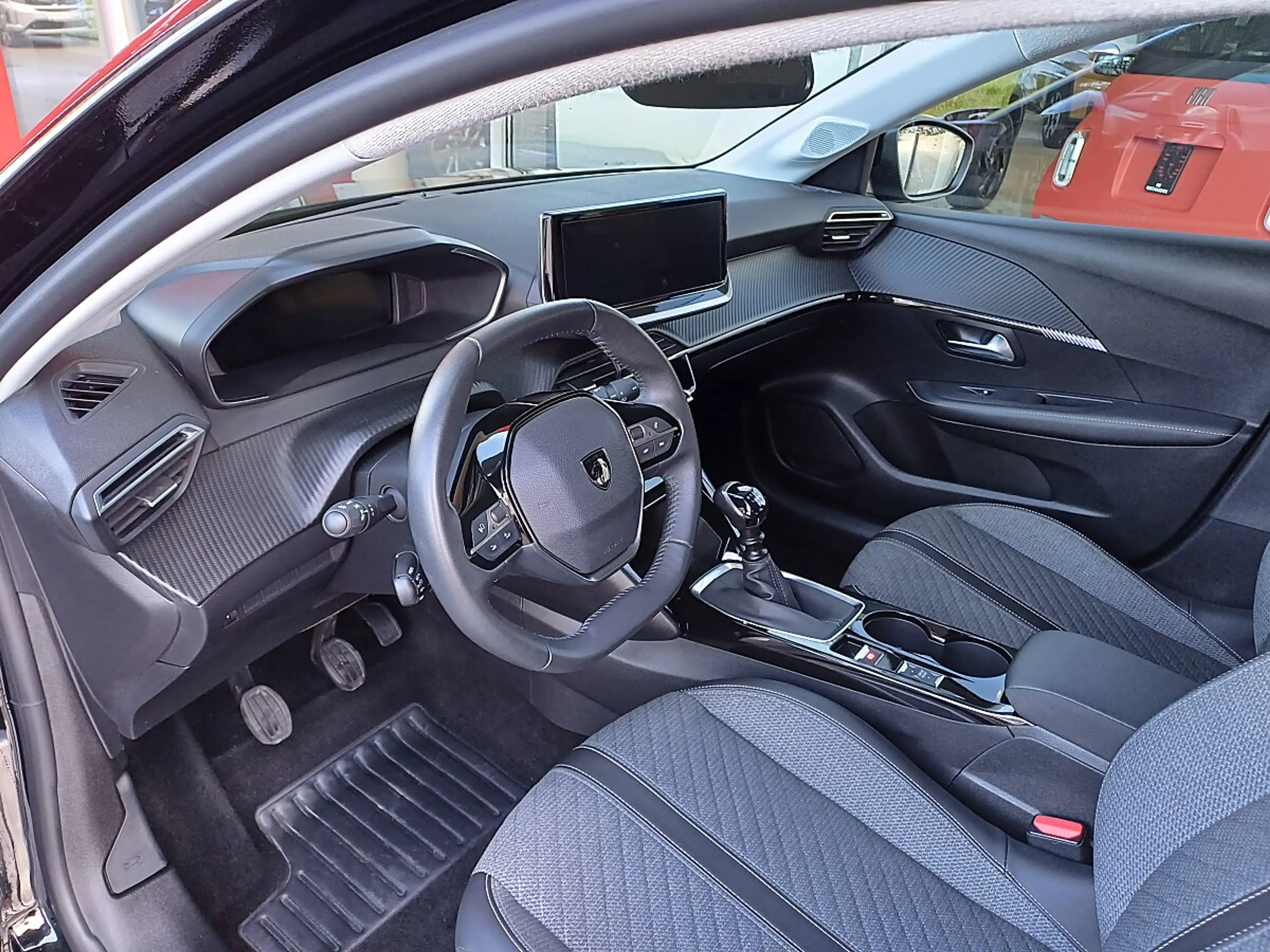 Peugeot 208 PureTech 100 S&S Allure — photo 10