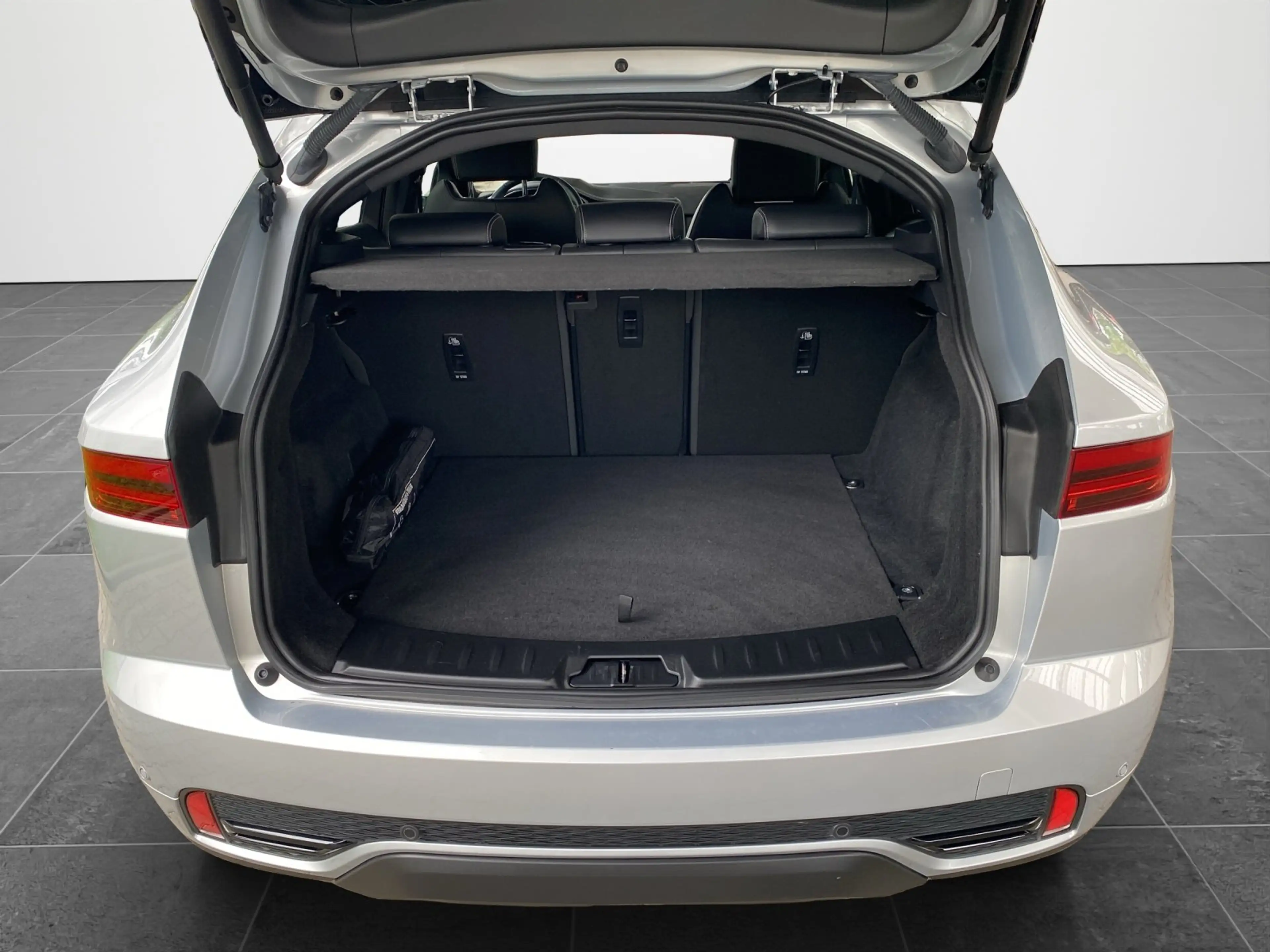 Jaguar E-Pace P300e R-Dynamic HSE ACC+AHK+LED+Navi+SHZ — photo 14