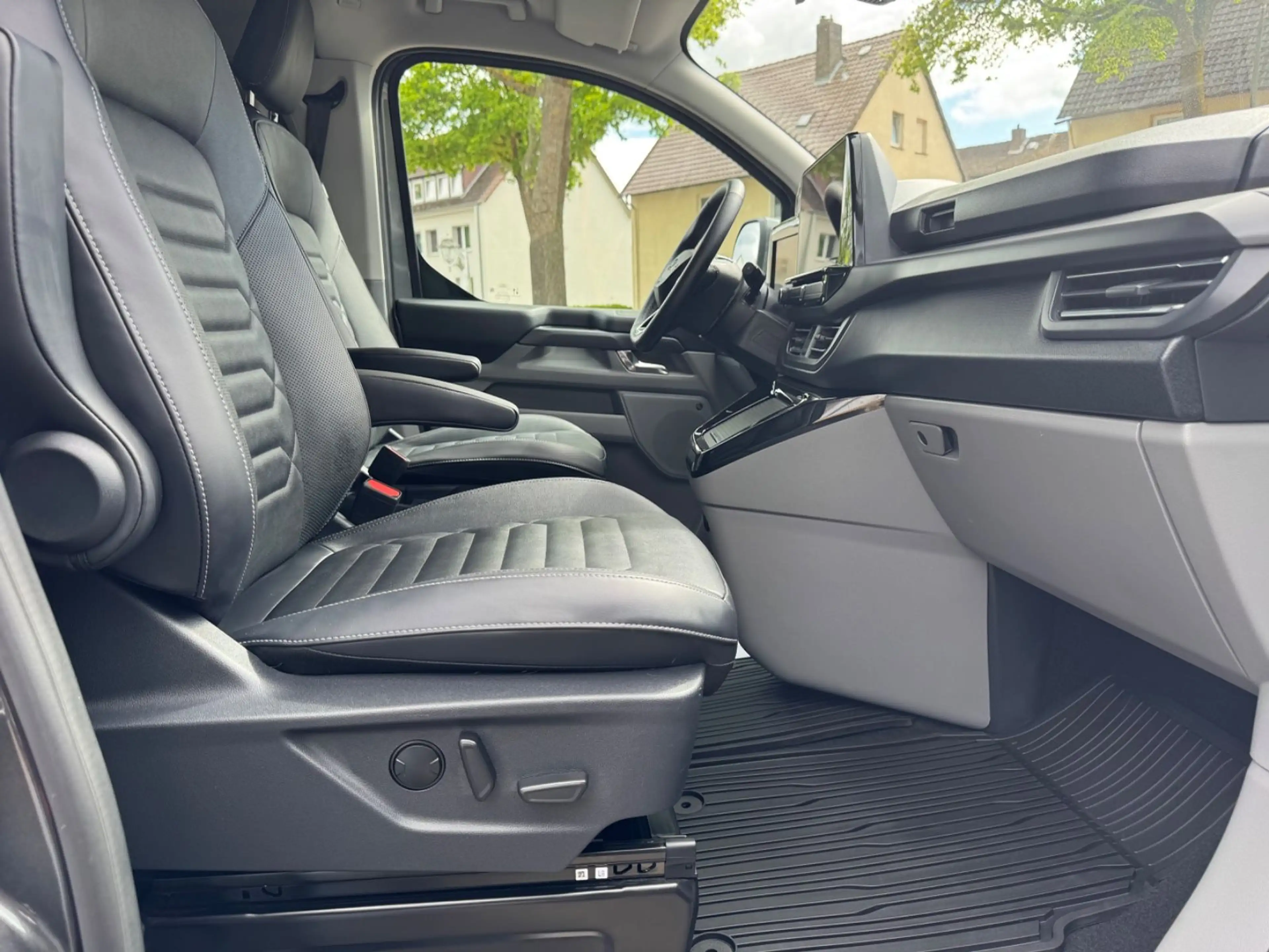 Ford Tourneo Custom Bus Plug-in Hybrid 340 L2 Tourneo — photo 21