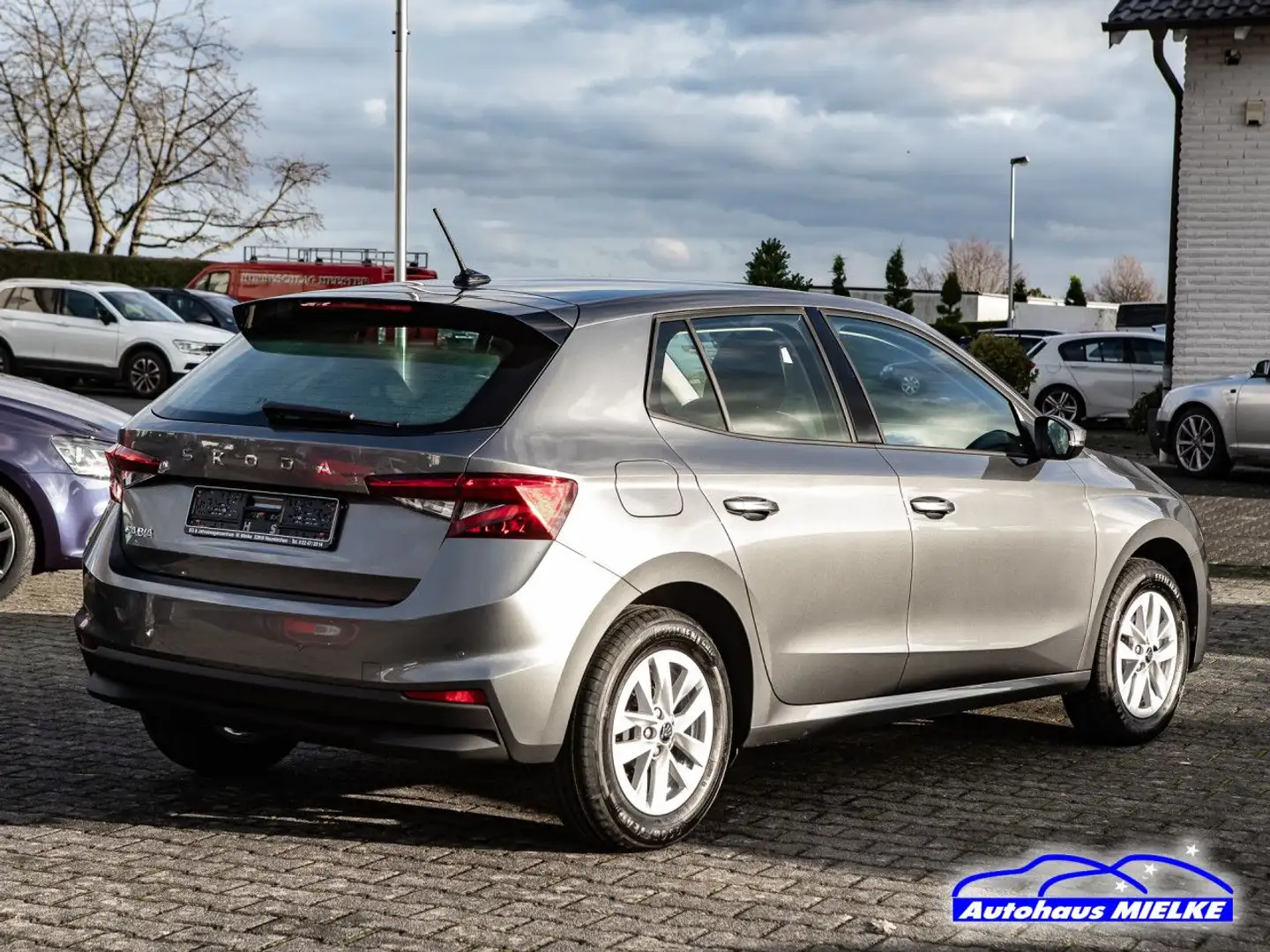 Skoda Fabia 1.0 Selection LED/APP/Sitzh./PDC/Alu Navi Grau - 2