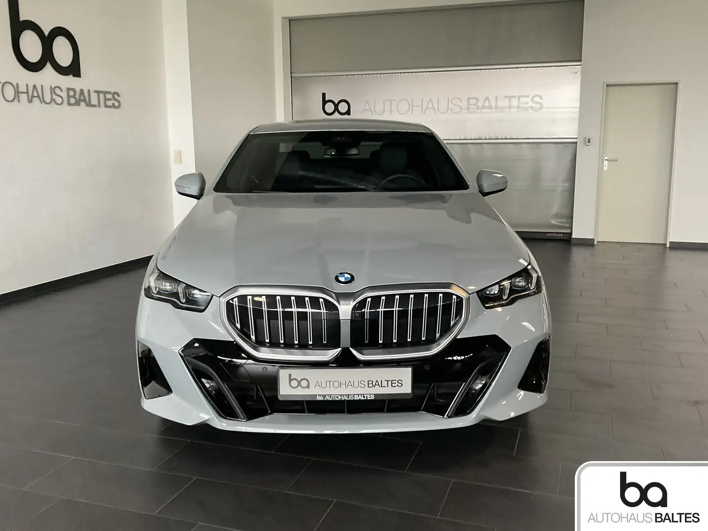 BMW 520 520d xDrive M Sport Inno/DrivPl/Comfort/Iconic/HK Grau - 2