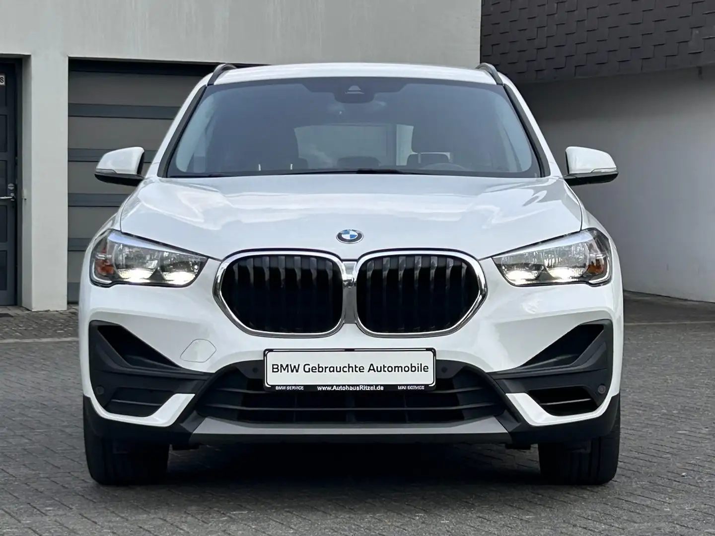 BMW X1 xDrive20i Aut. Advantage / Navigation / Parkassist Weiß - 2