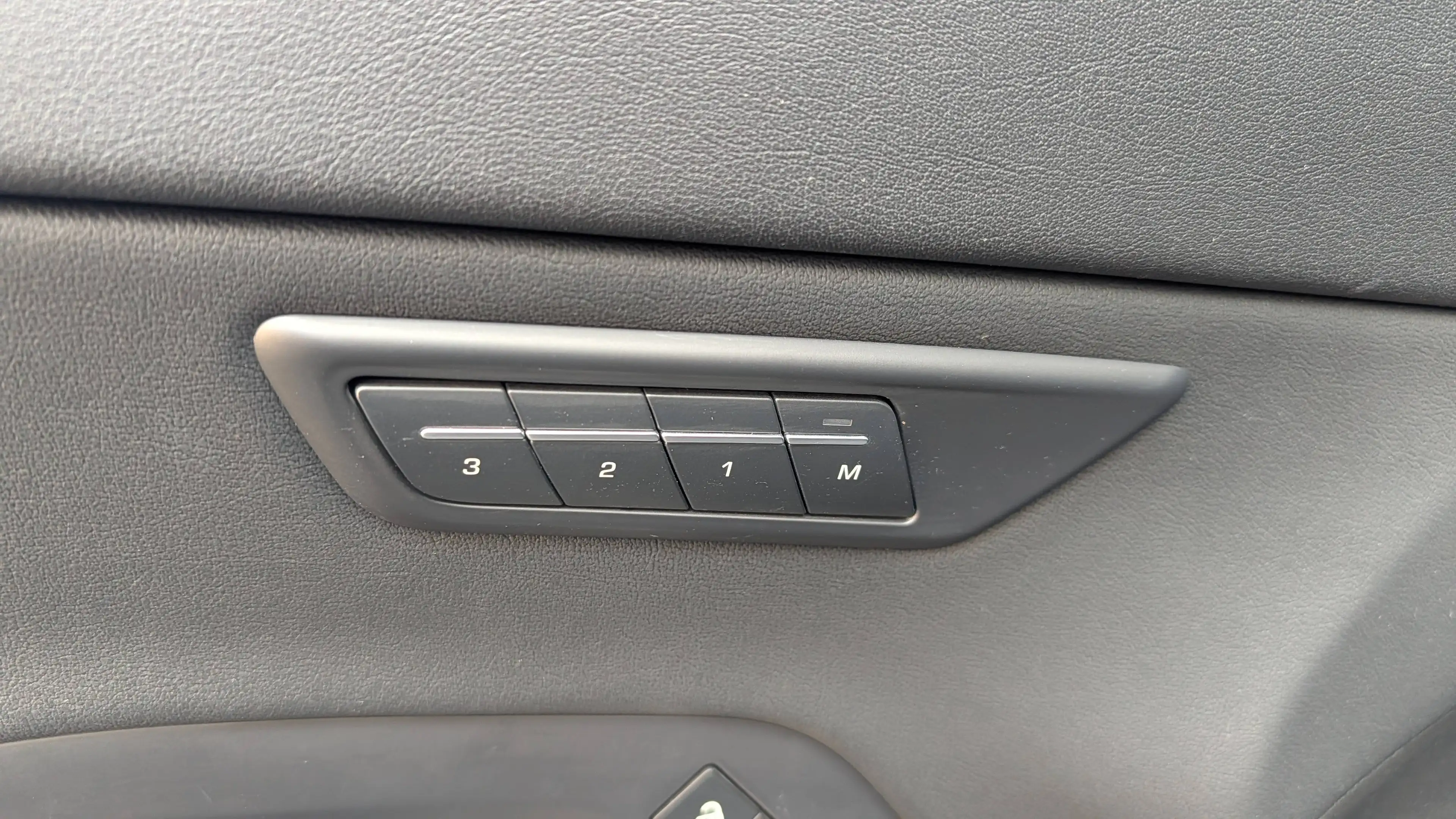 Jaguar E-Pace E-Pace AWD R-Dynamic Black Pack - Camera — photo 10