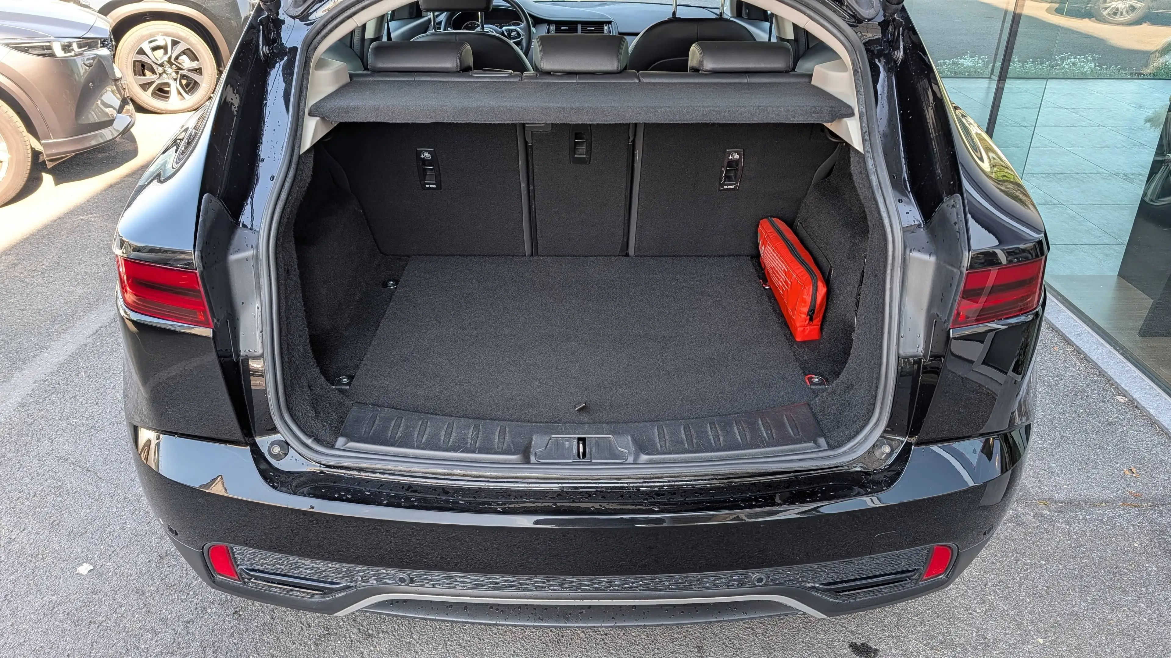 Jaguar E-Pace E-Pace AWD R-Dynamic Black Pack - Camera — photo 13